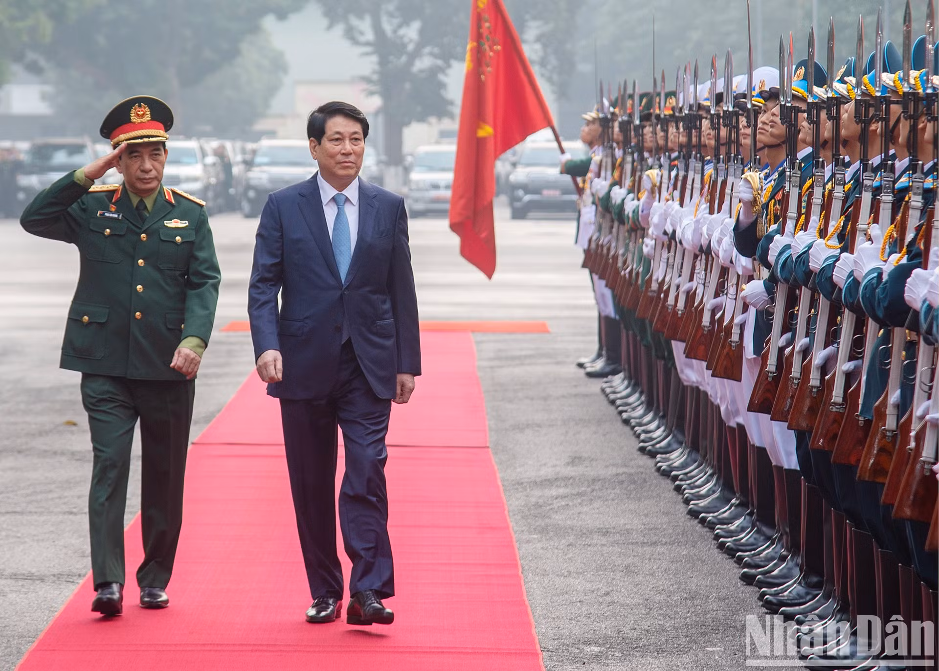 国家主席梁强在会议中检阅仪仗队。