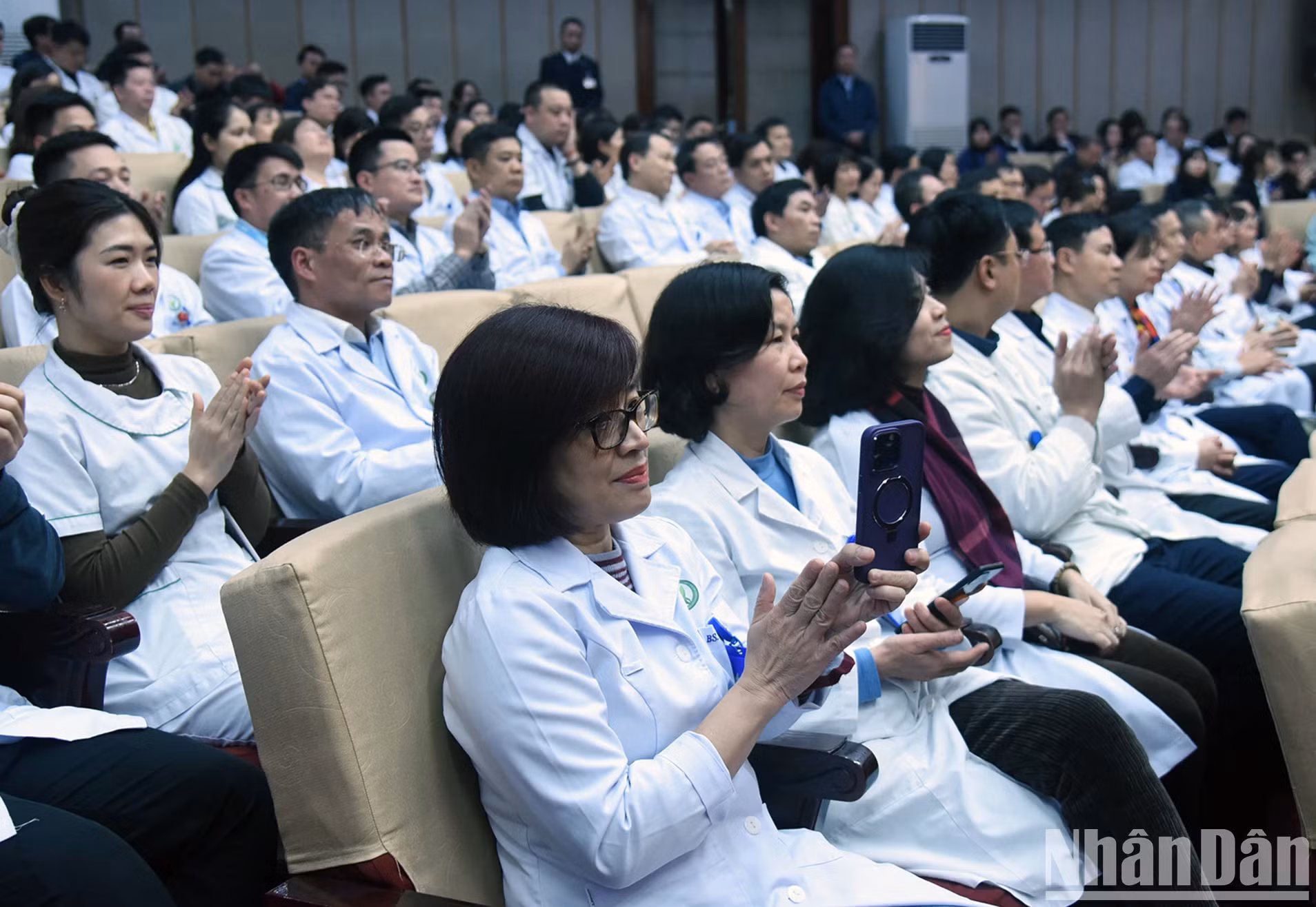 越德医院干部和医务人员。 越德医院干部和医务人员。