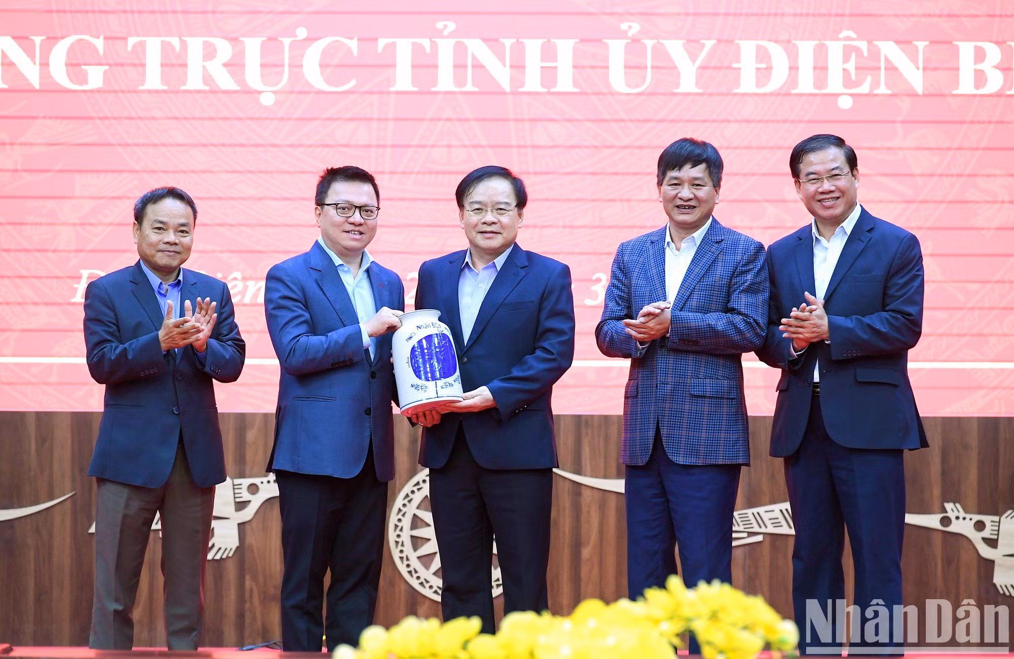 《人民报》社工作组与奠边省省委举行工作会议【组图】 ảnh 5 《人民报》社工作组与奠边省省委举行工作会议【组图】 ảnh 5