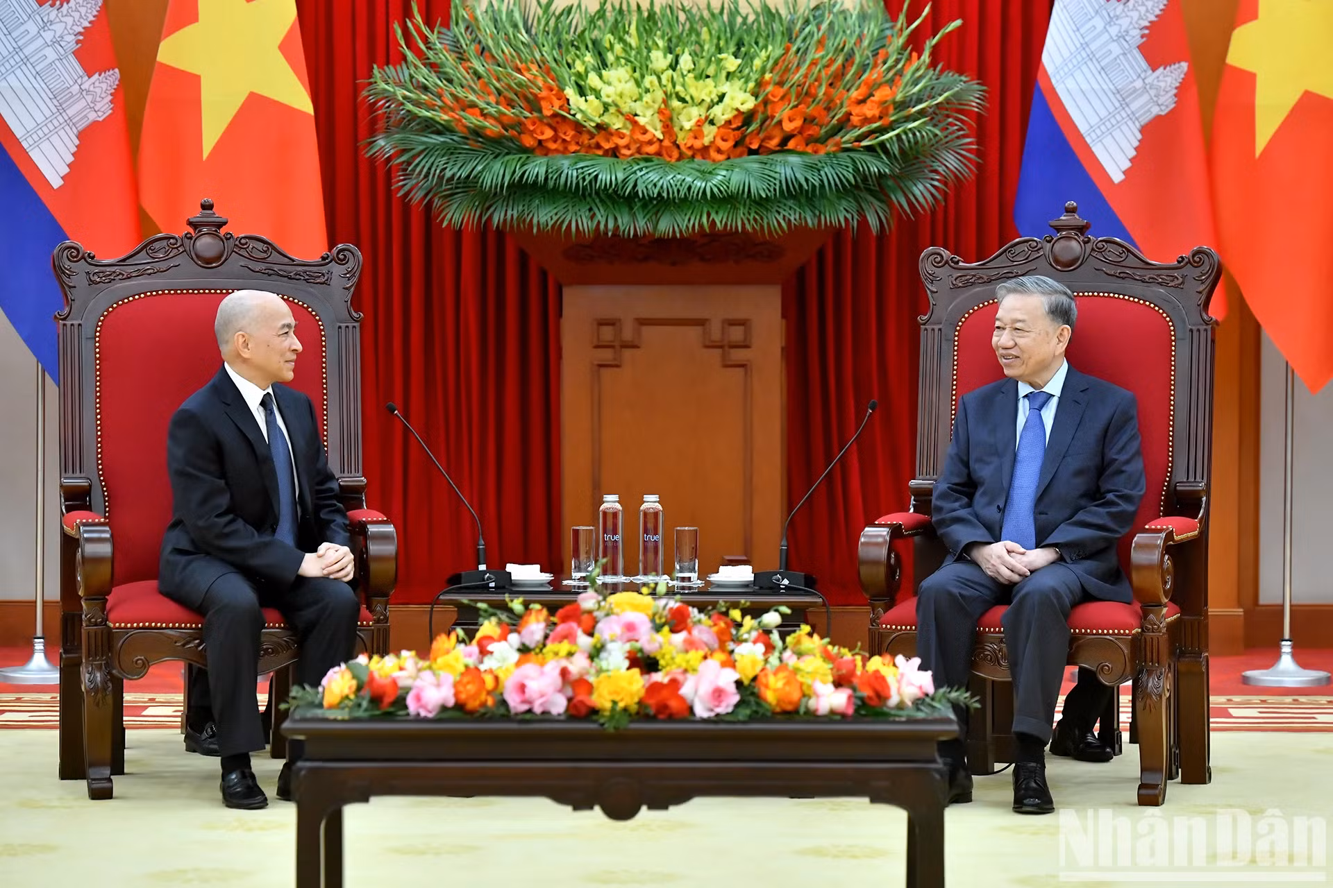 越共中央总书记苏林会见柬埔寨国王诺罗敦·西哈莫尼。