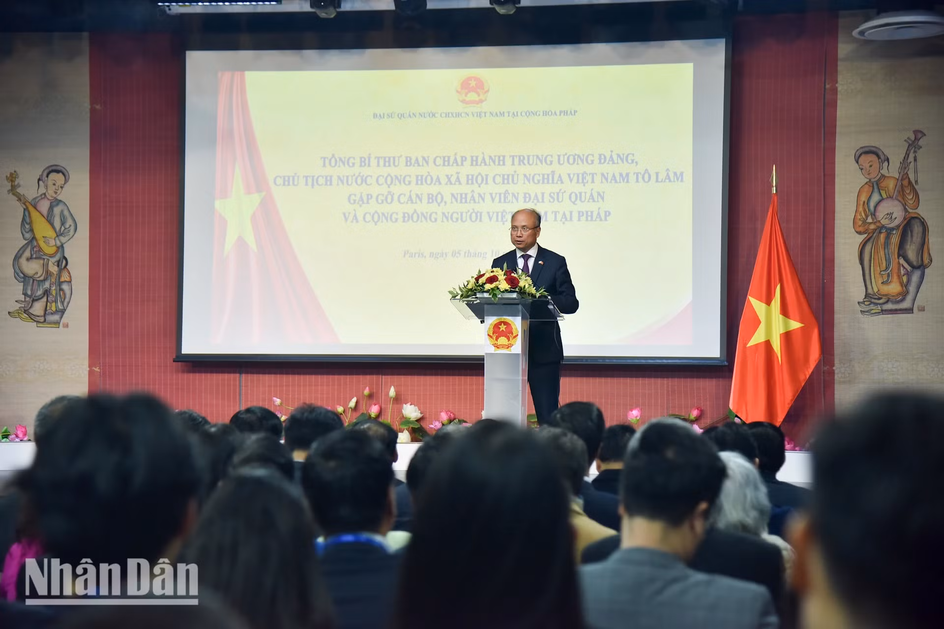 越南驻法国大使丁全胜发表讲话。