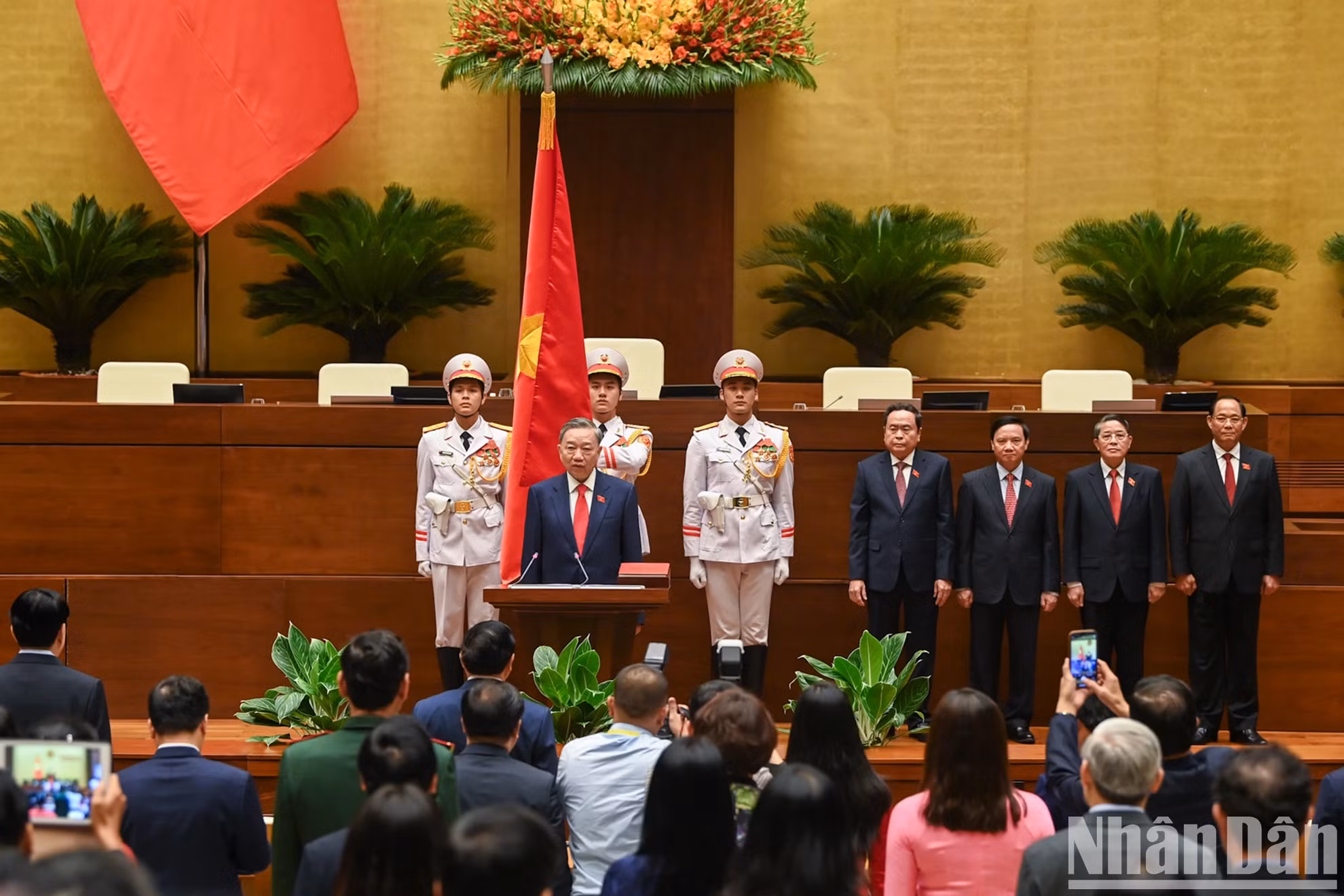 越南国家主席苏林宣誓就职。