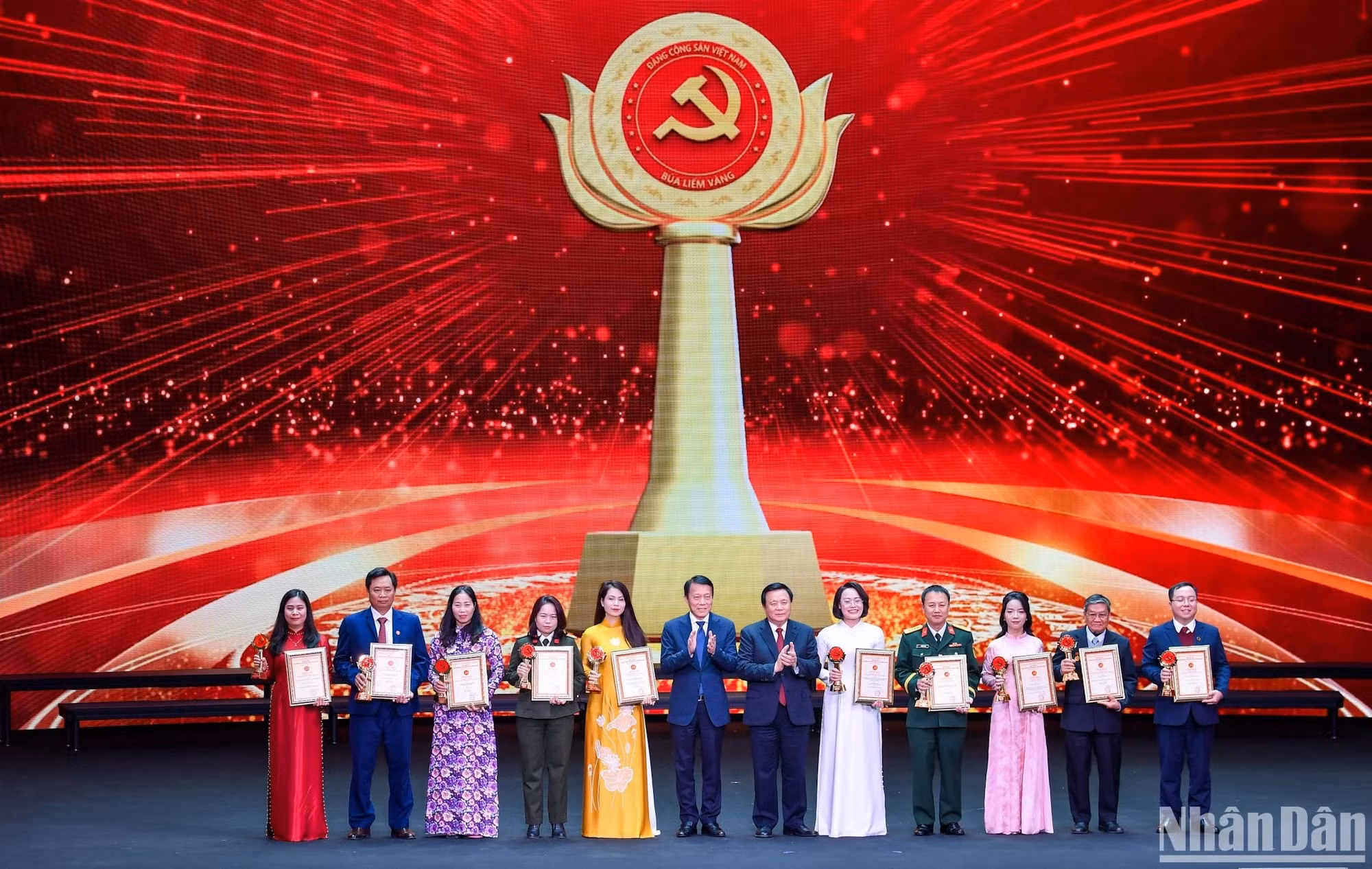 越共中央政治局委员、胡志明国家政治学院院长、中央理论委员会主席阮春胜和越共中央政治局委员、公安部部长梁三光大将向各位作者颁发专题奖。