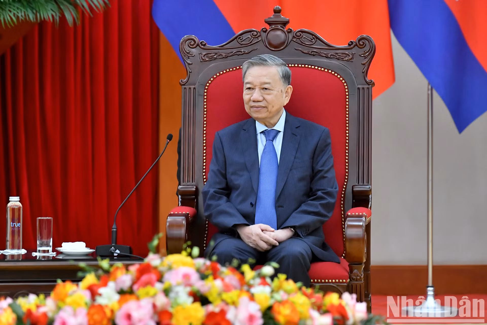 越共中央总书记苏林发表讲话。