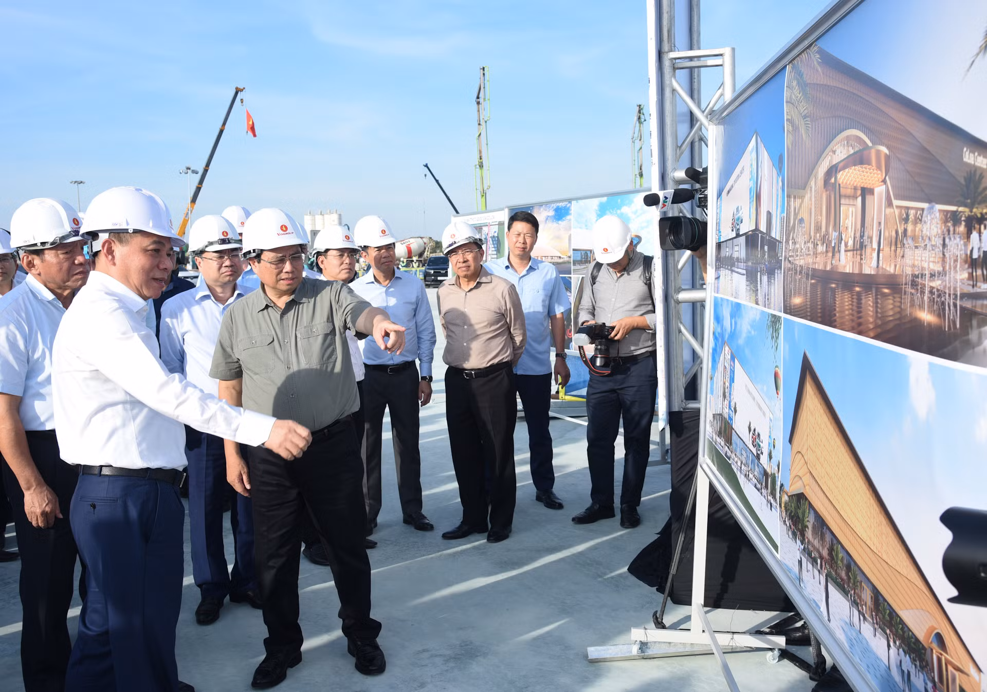 越南政府总理范明正对国家会展中心施工进度进行考察【组图】