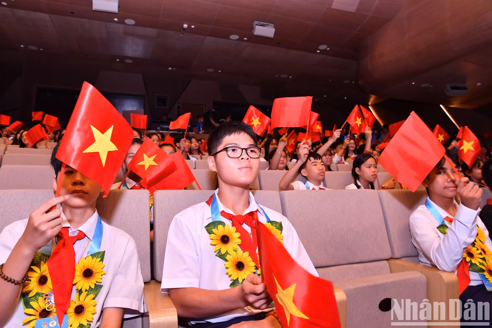 出席第十次全国“胡伯伯好孩子”表彰大会的优秀学生们。