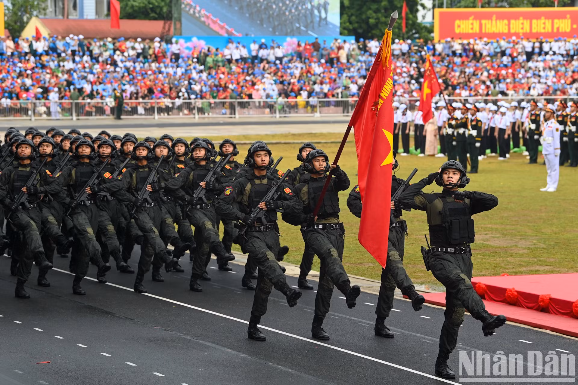男特警力量。