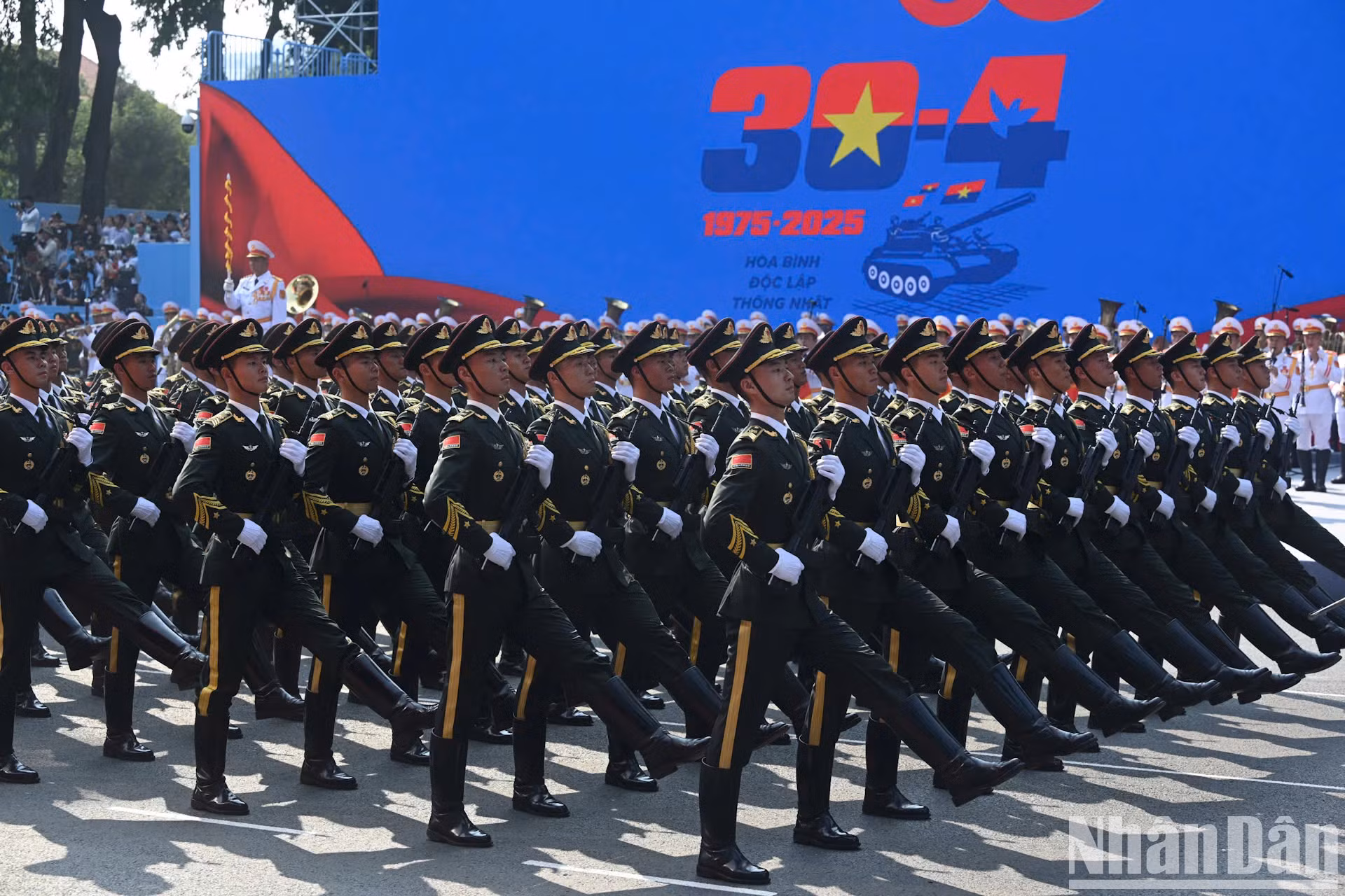 中国人民解放军仪仗队参加阅兵。