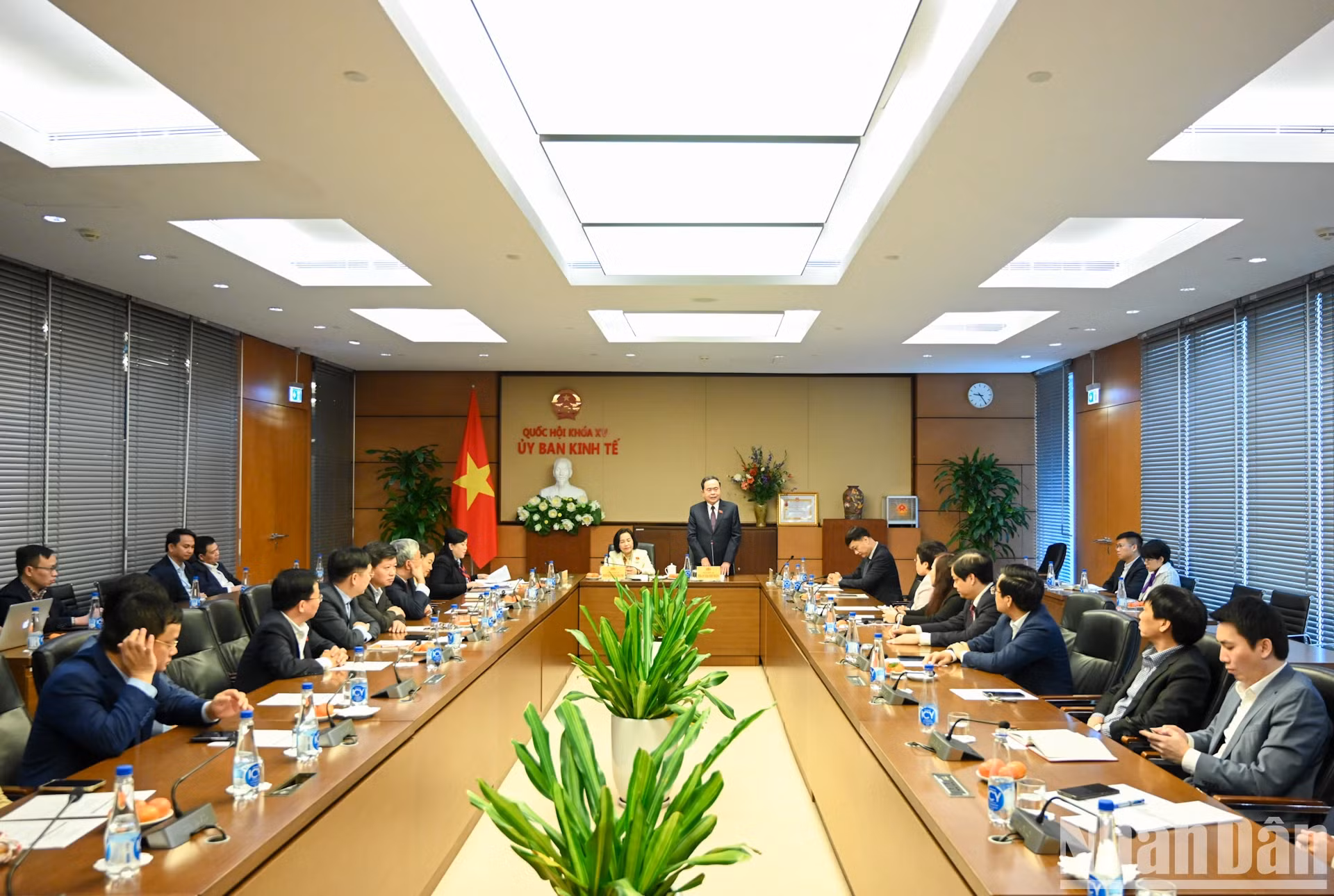 国会主席陈青敏同国会经济委员会和财务-预算委员会举行工作会议。