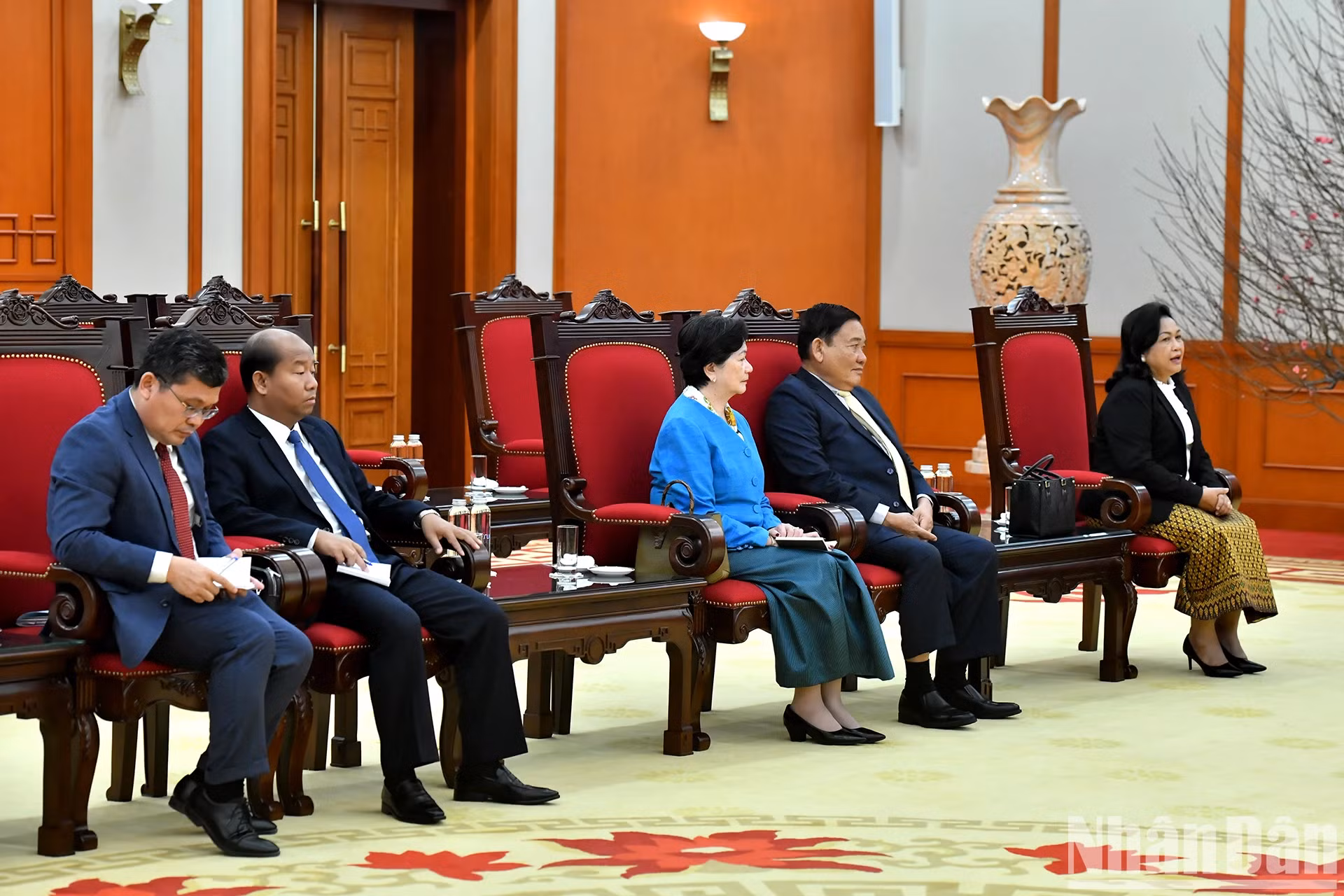 柬埔寨人民党代表团出席会见。