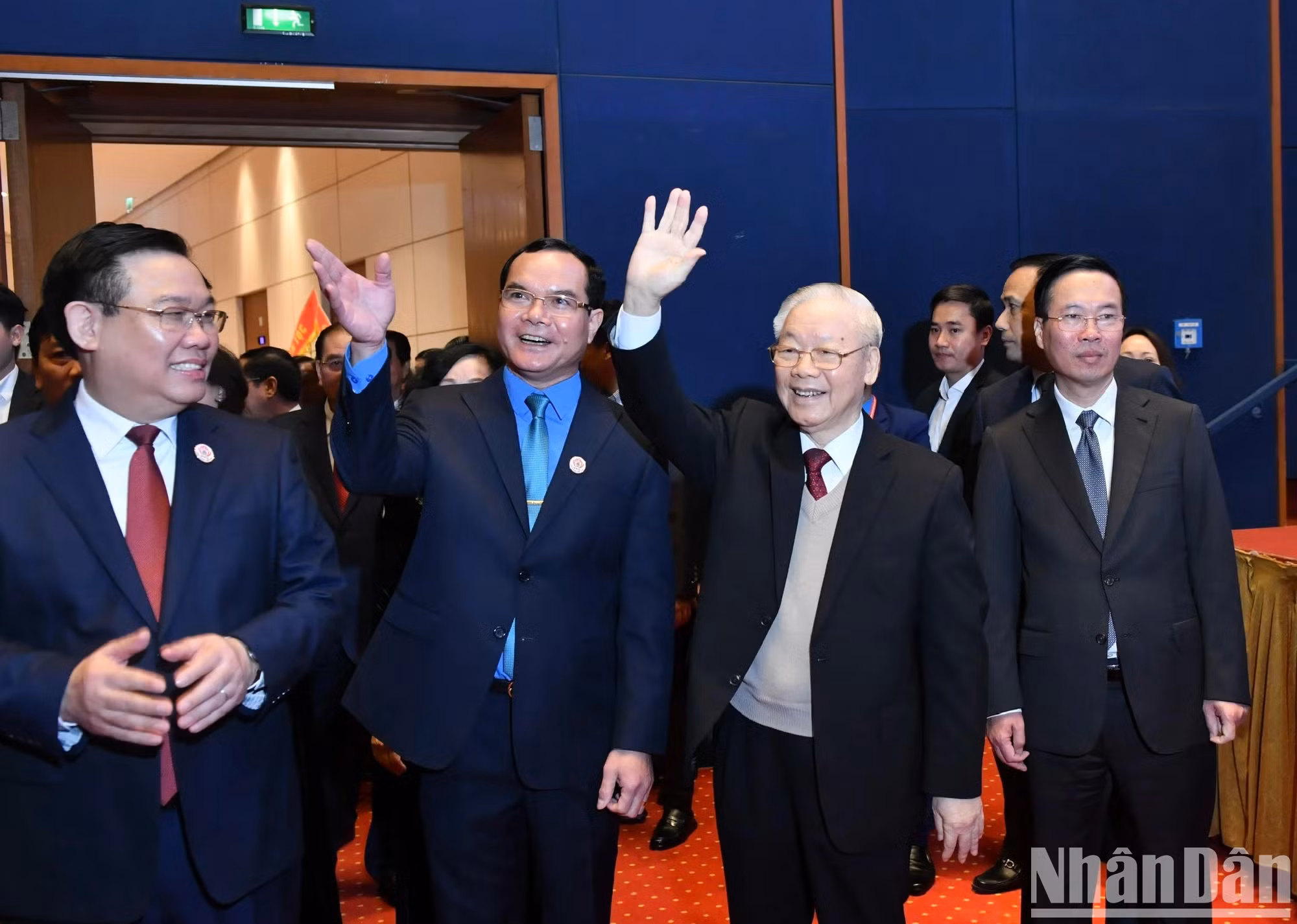 阮富仲总书记、国家主席武文赏、国会主席王廷惠和与会代表。