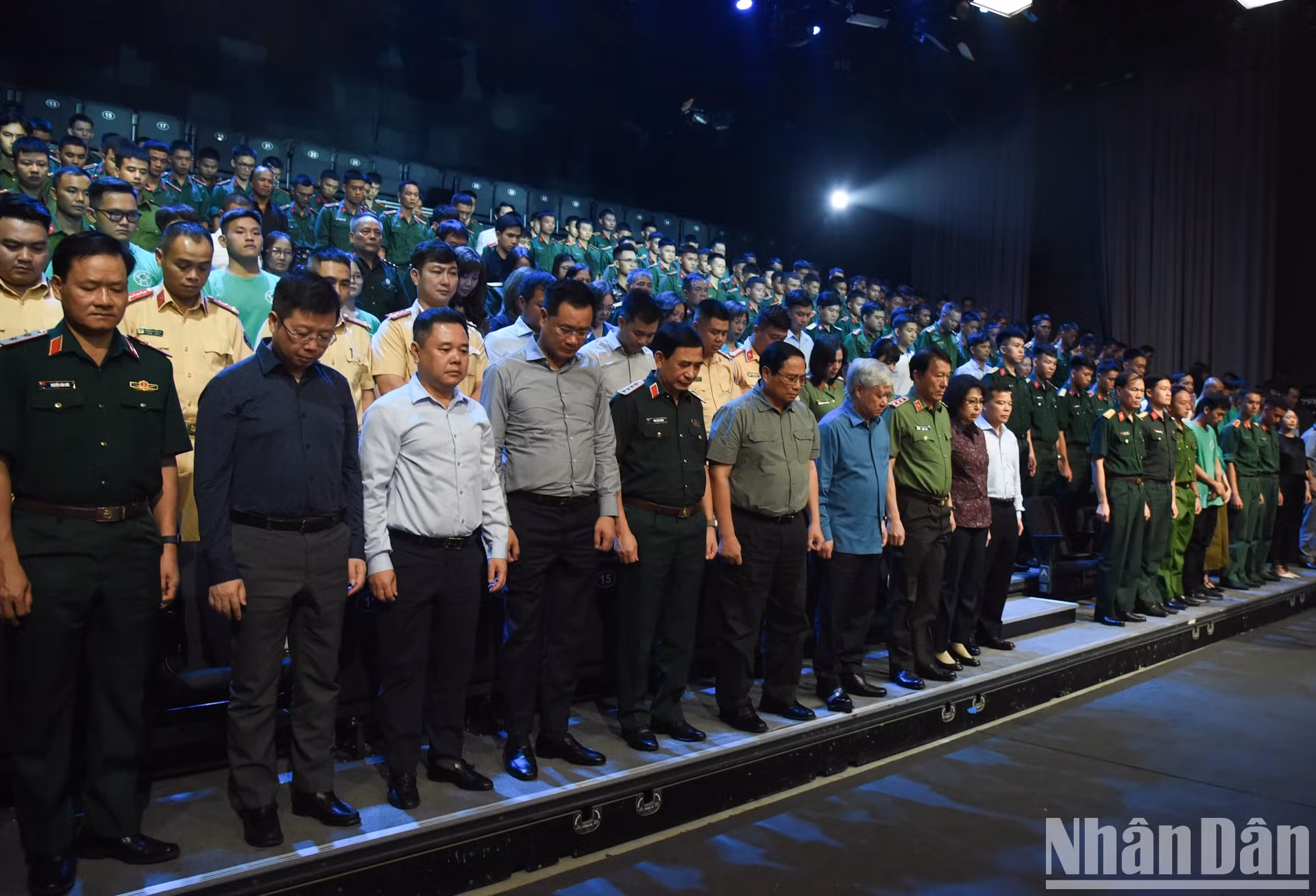 范明正总理和各位代表为连日来因暴雨洪水和其他灾害遇难者默哀一分钟。