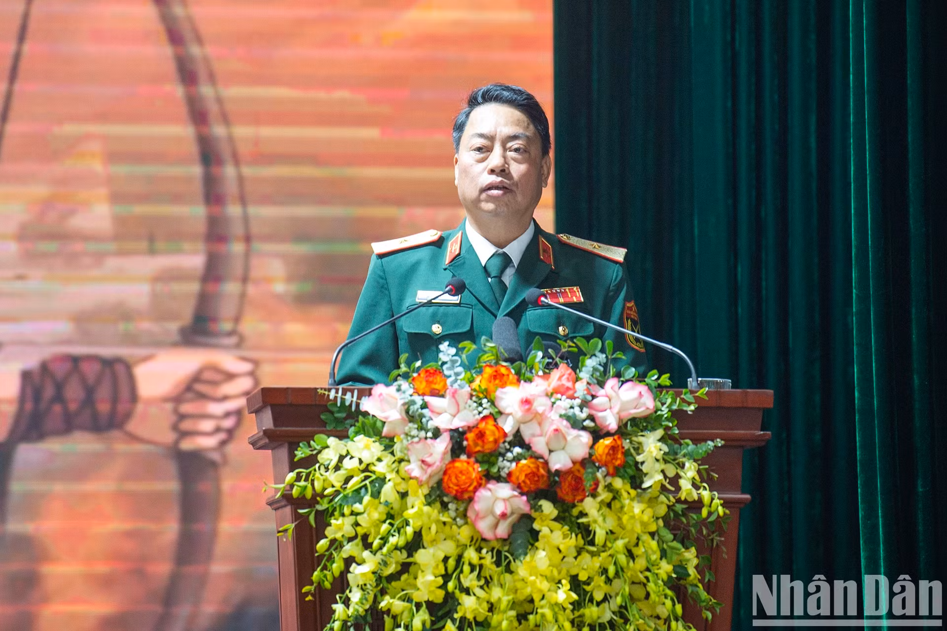 特种部队司令黄明山在会议上作了报告。
