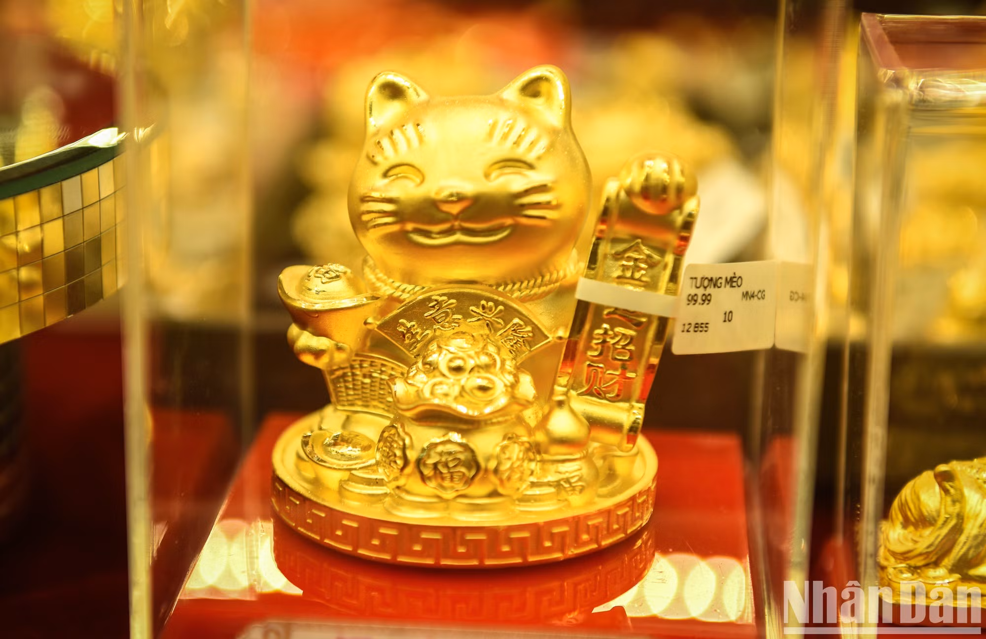 出售的金猫吉祥物。这是一件能为主人的家庭带来好运和财富的物品。