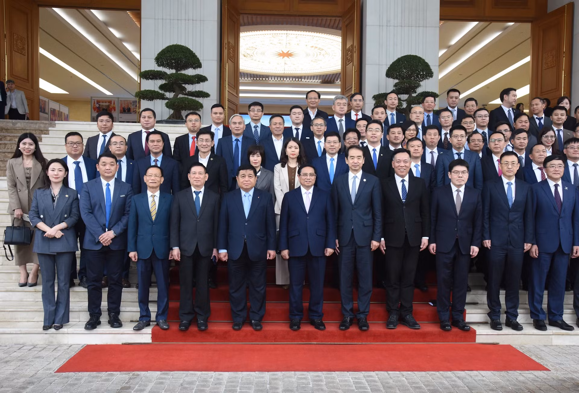 范明正总理和中国企业代表合影。