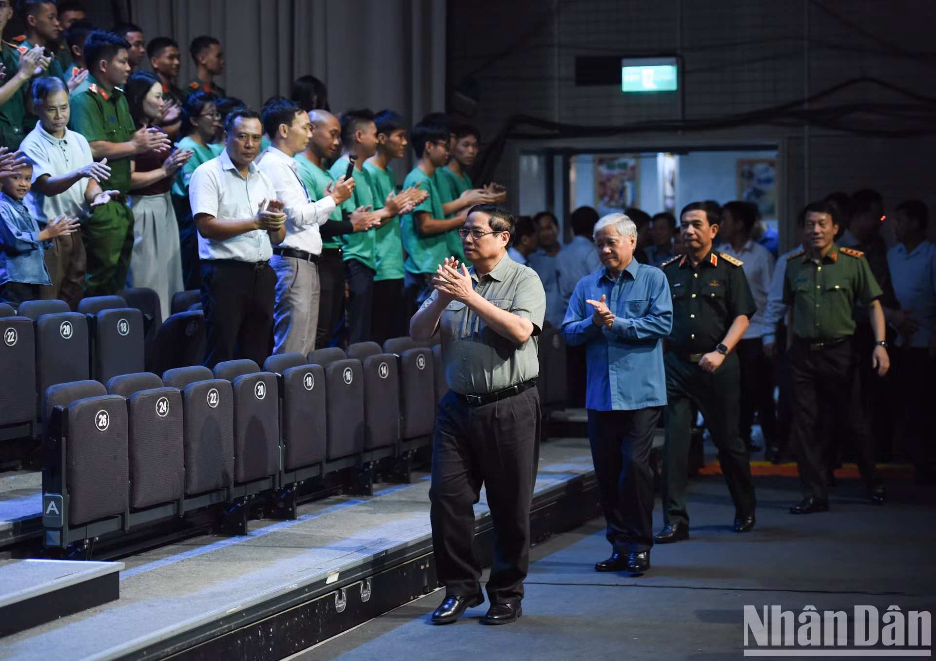 越南政府总理范明正出席“越南之依靠”特别电视节目。