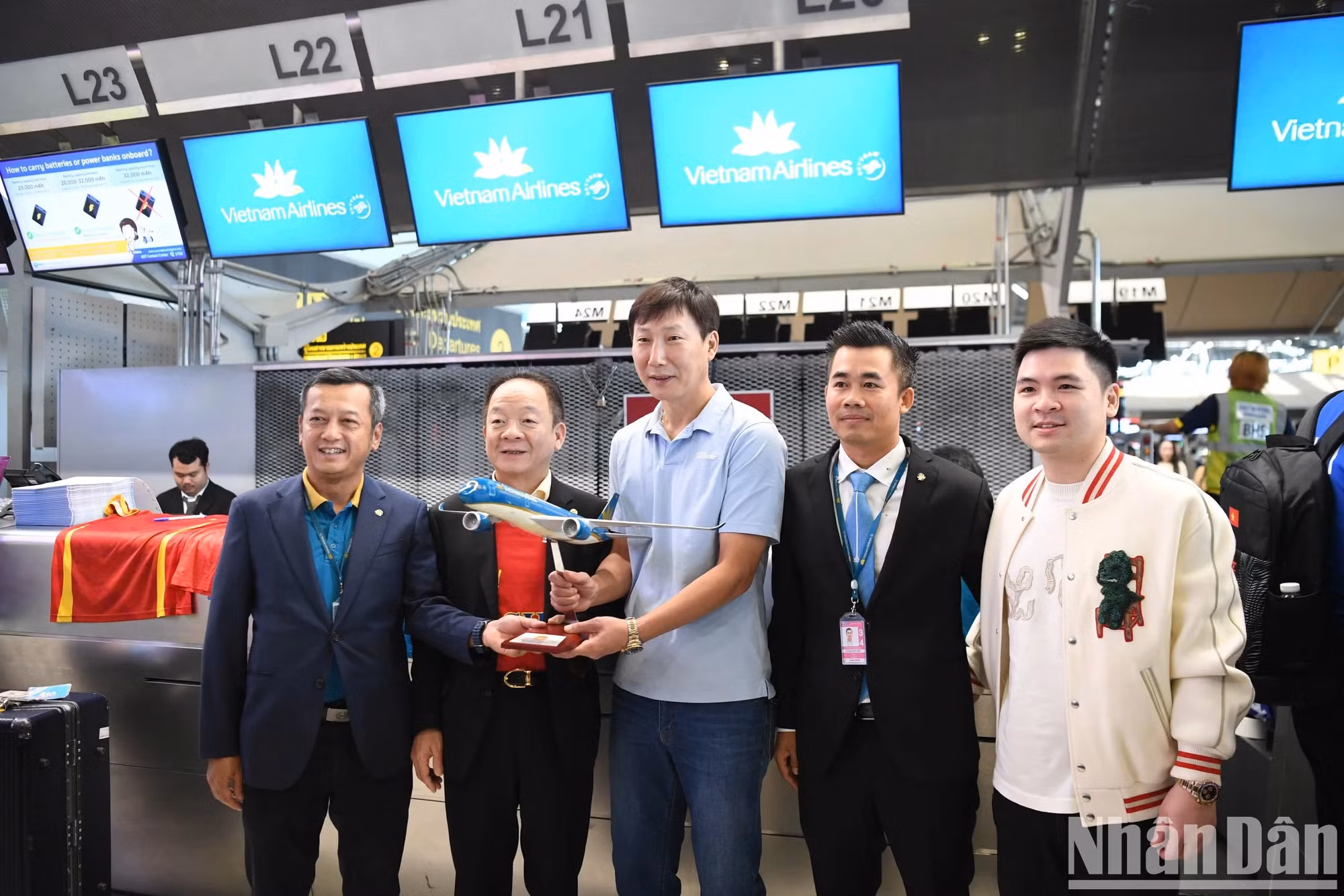 越南航空驻泰国分公司代表向越南足球队赠送纪念品。