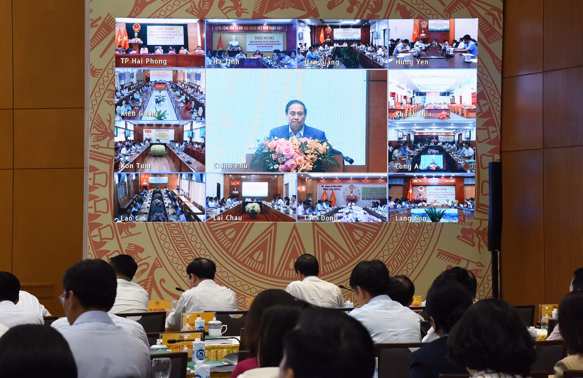会议以线上线下相结合方式举行，主会场设在河内政府总部，而在全国63个省市人民委员会总部设立分会场。