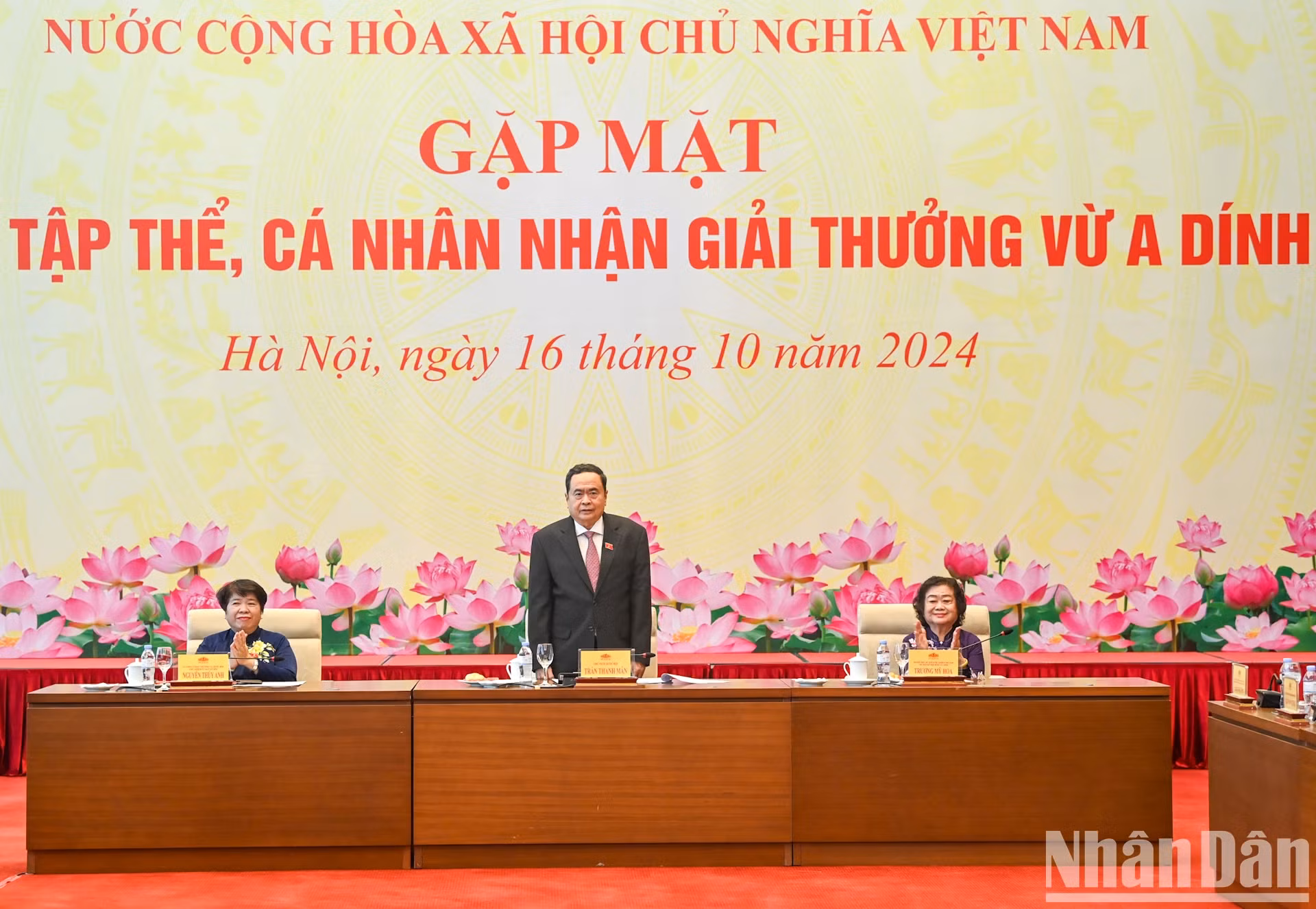 越南国会主席陈青敏出席会见。