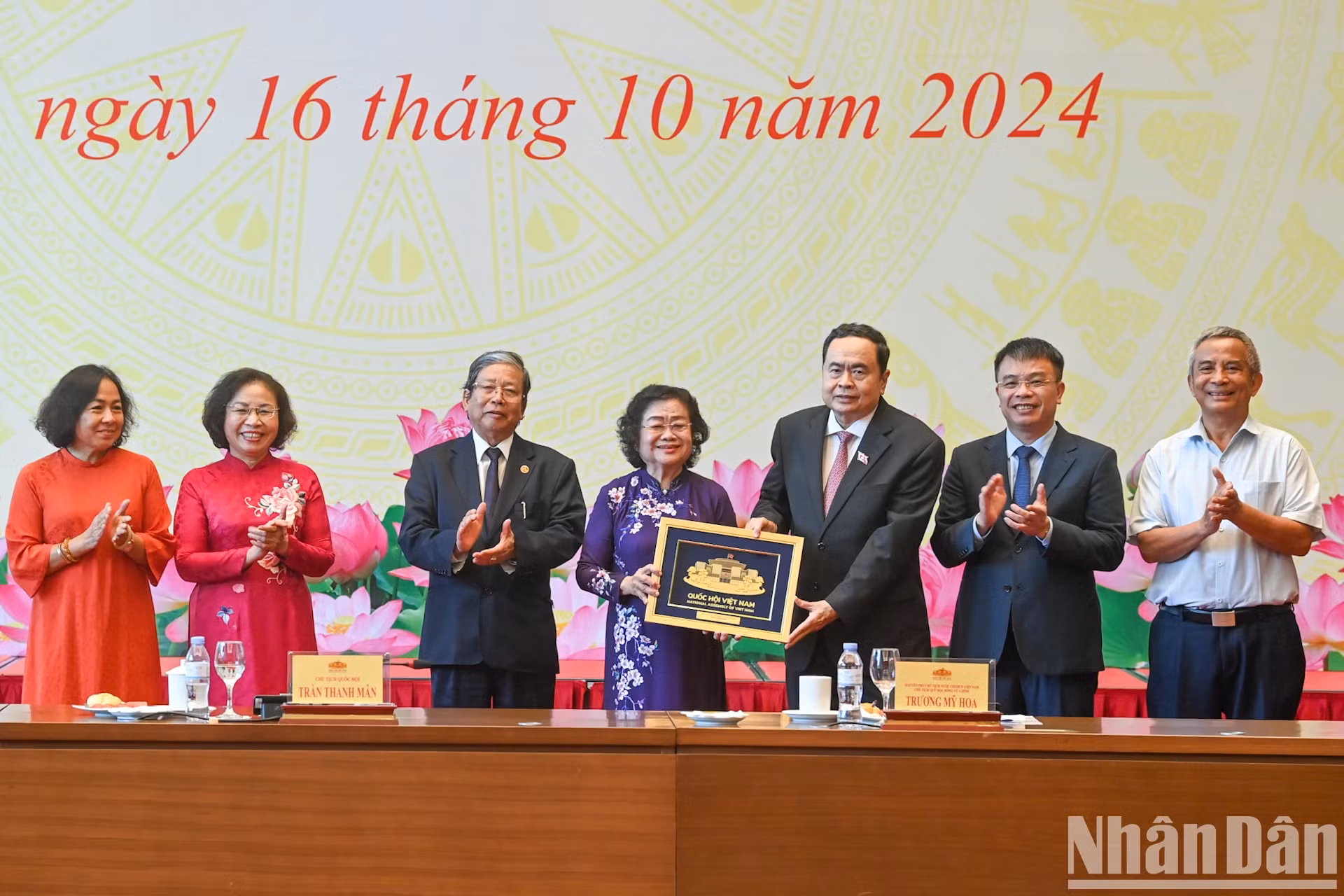 越南国会主席陈青敏向武阿丁助学基金赠送礼物。