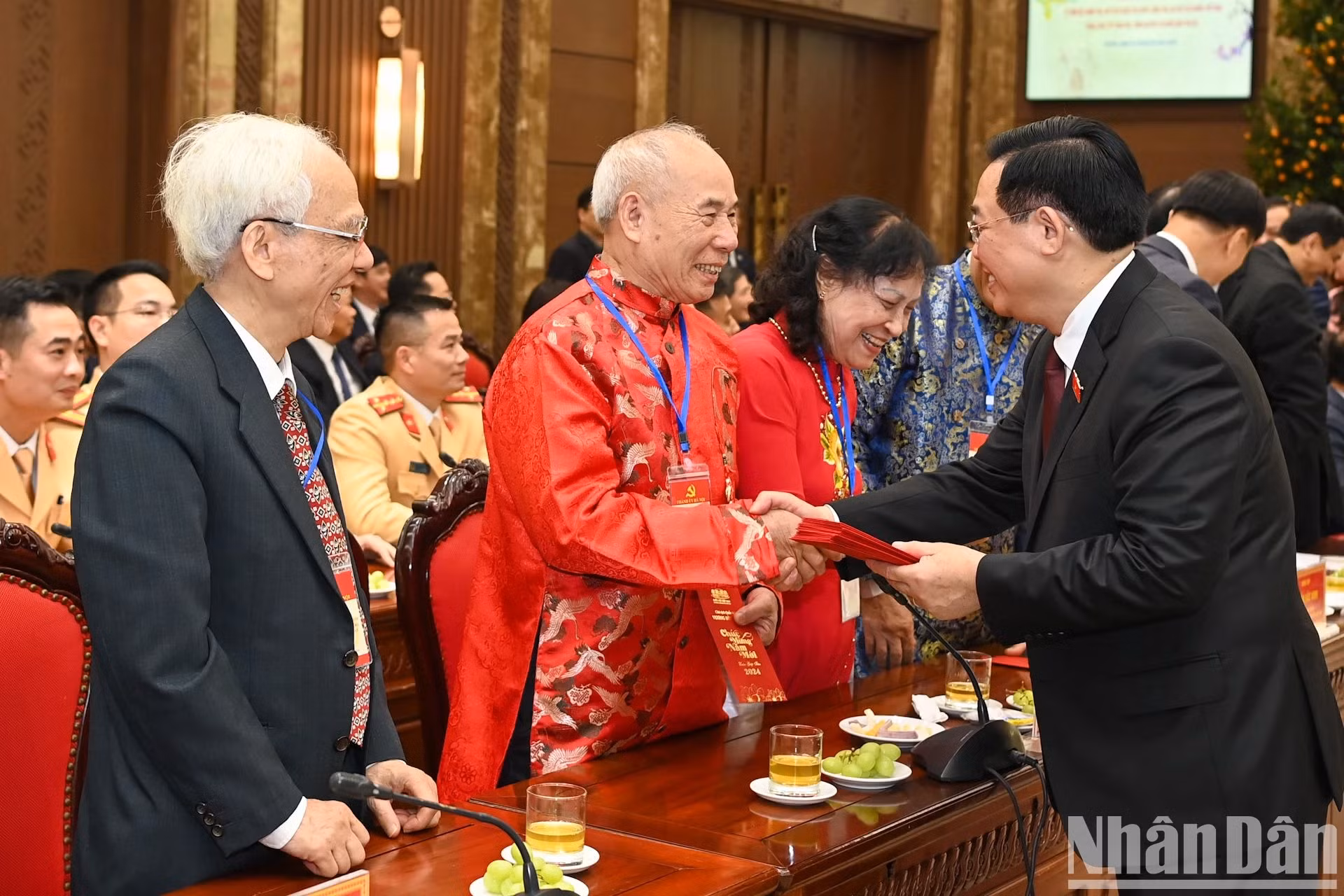 国会主席王廷惠向出席会议的老年人拜年。
