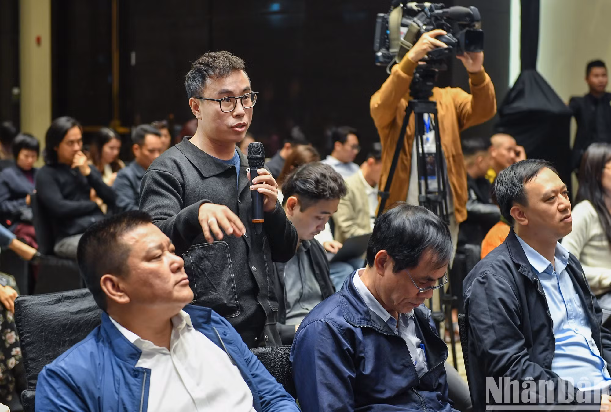 记者向组委会提问。