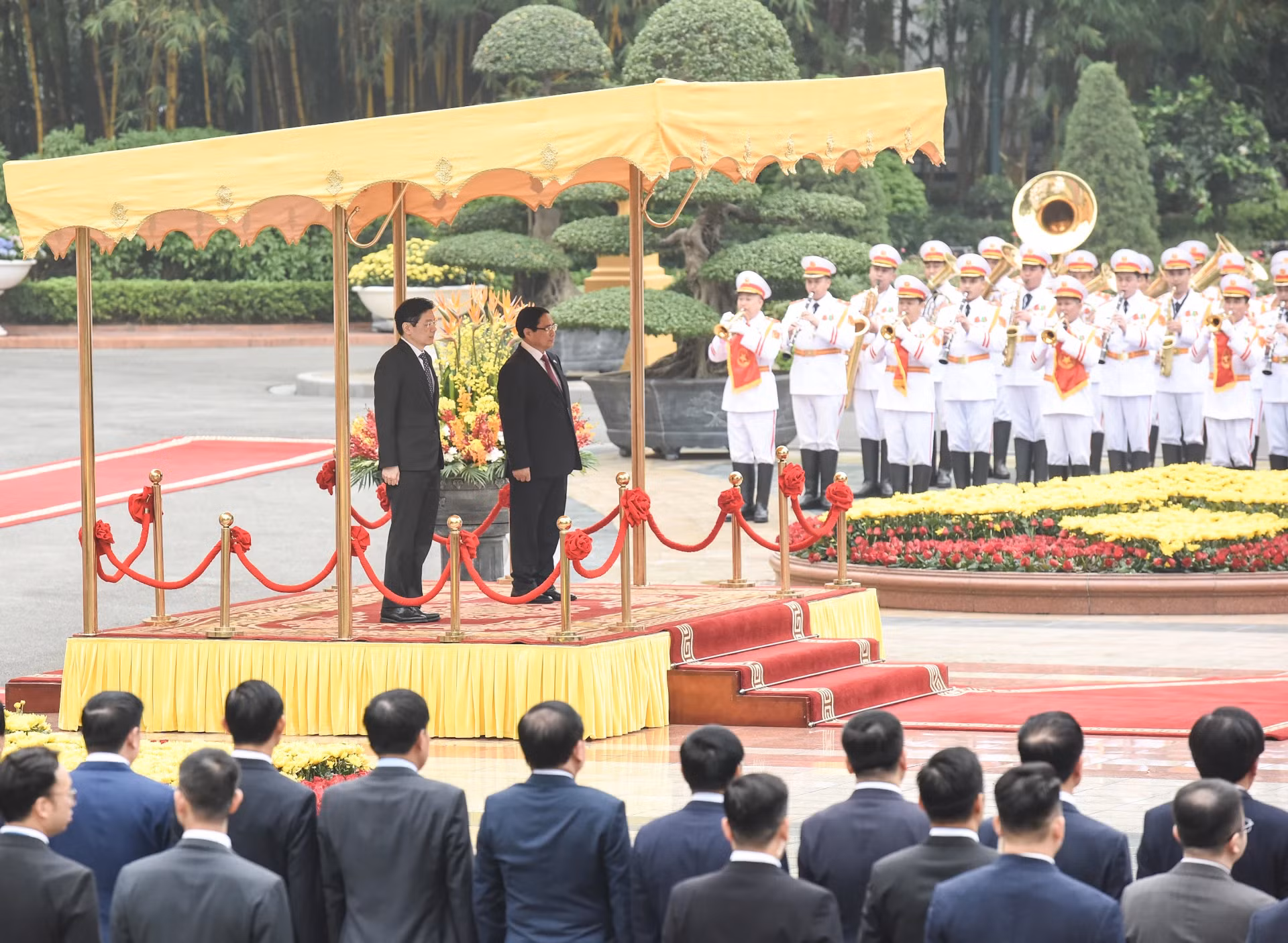 范明正总理与新加坡共和国总理黄循财出席两国升旗仪式。