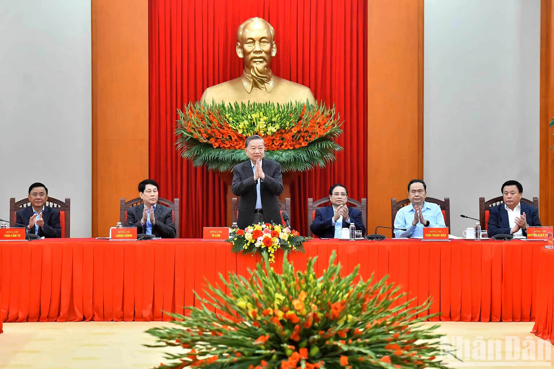 苏林总书记和党、国家其他领导人出席会议。