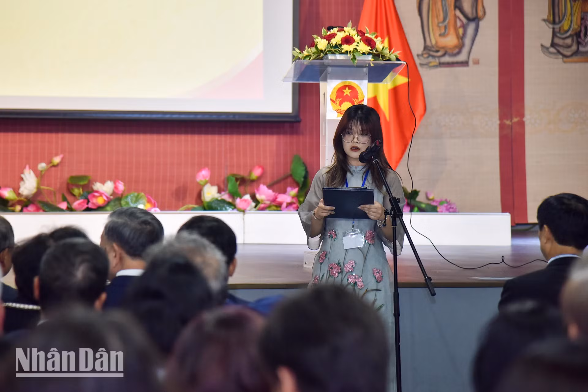 旅居法国越南青年学生协会代表发表讲话。