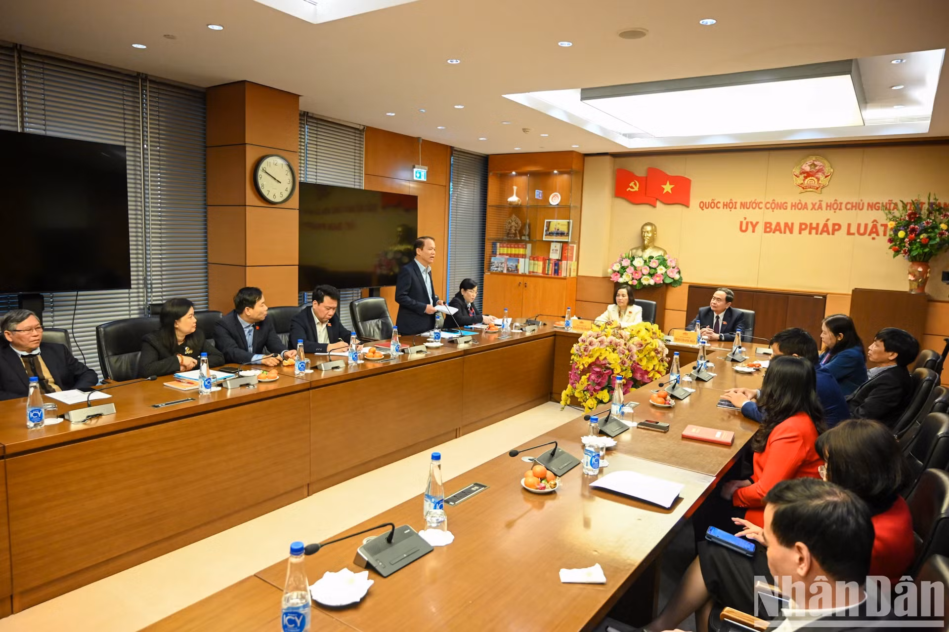 国会法律委员会主任黄青松发表讲话。