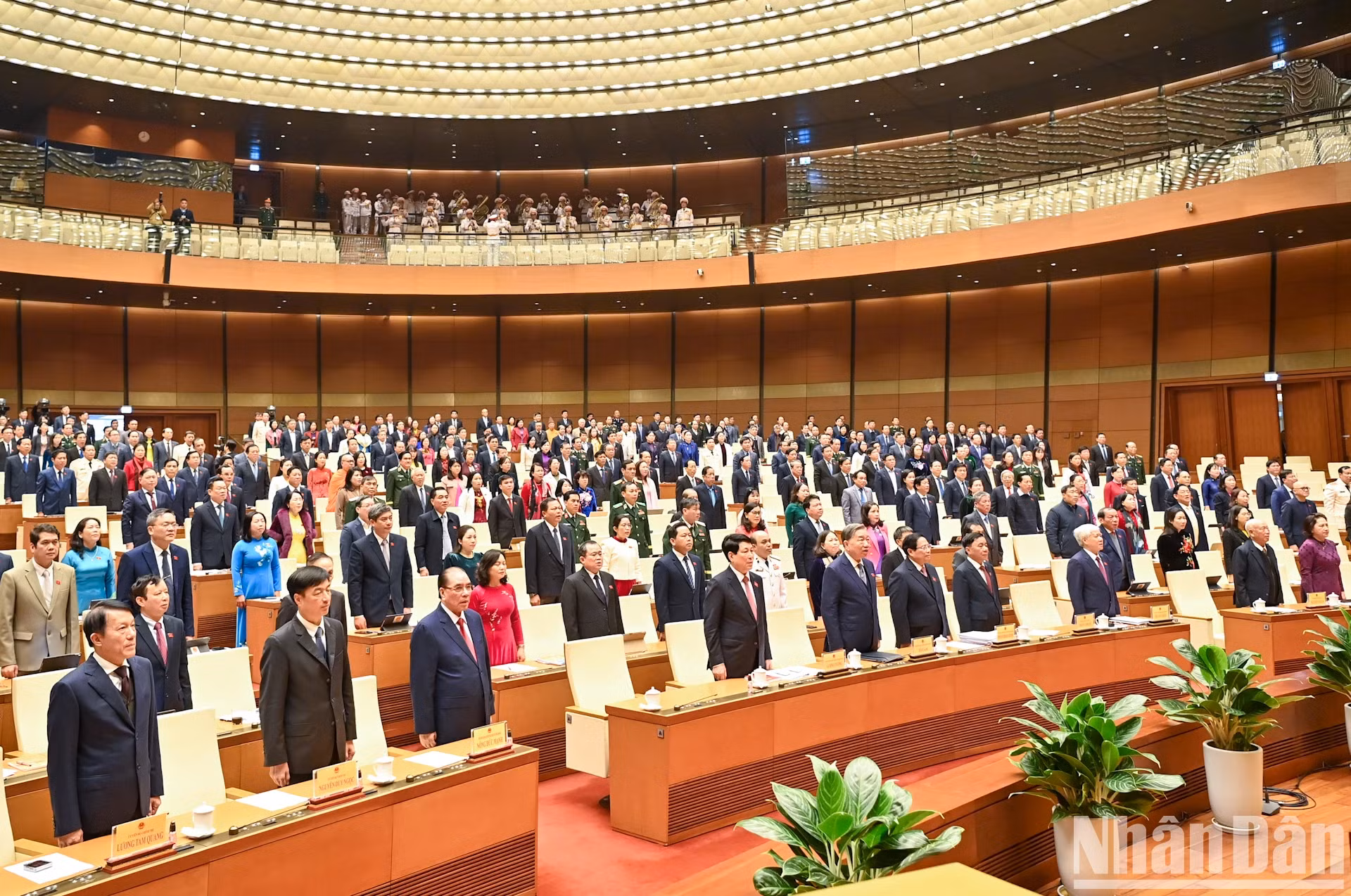 党、国家历代领导人和各位国会代表向国旗致敬。