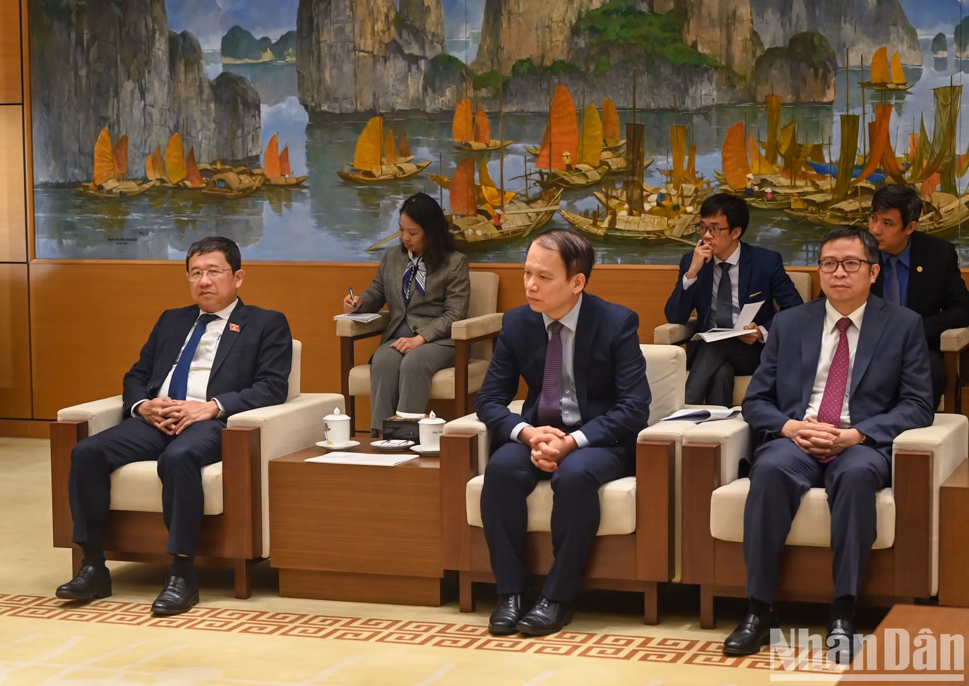 出席会见的越南代表团。