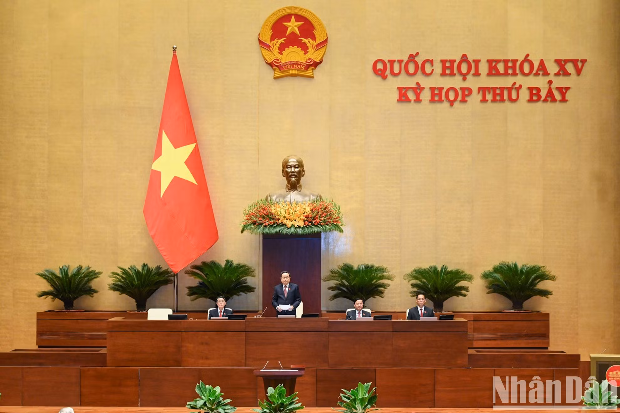 国会主席陈青敏主持国家主席苏林的宣誓就职仪式。