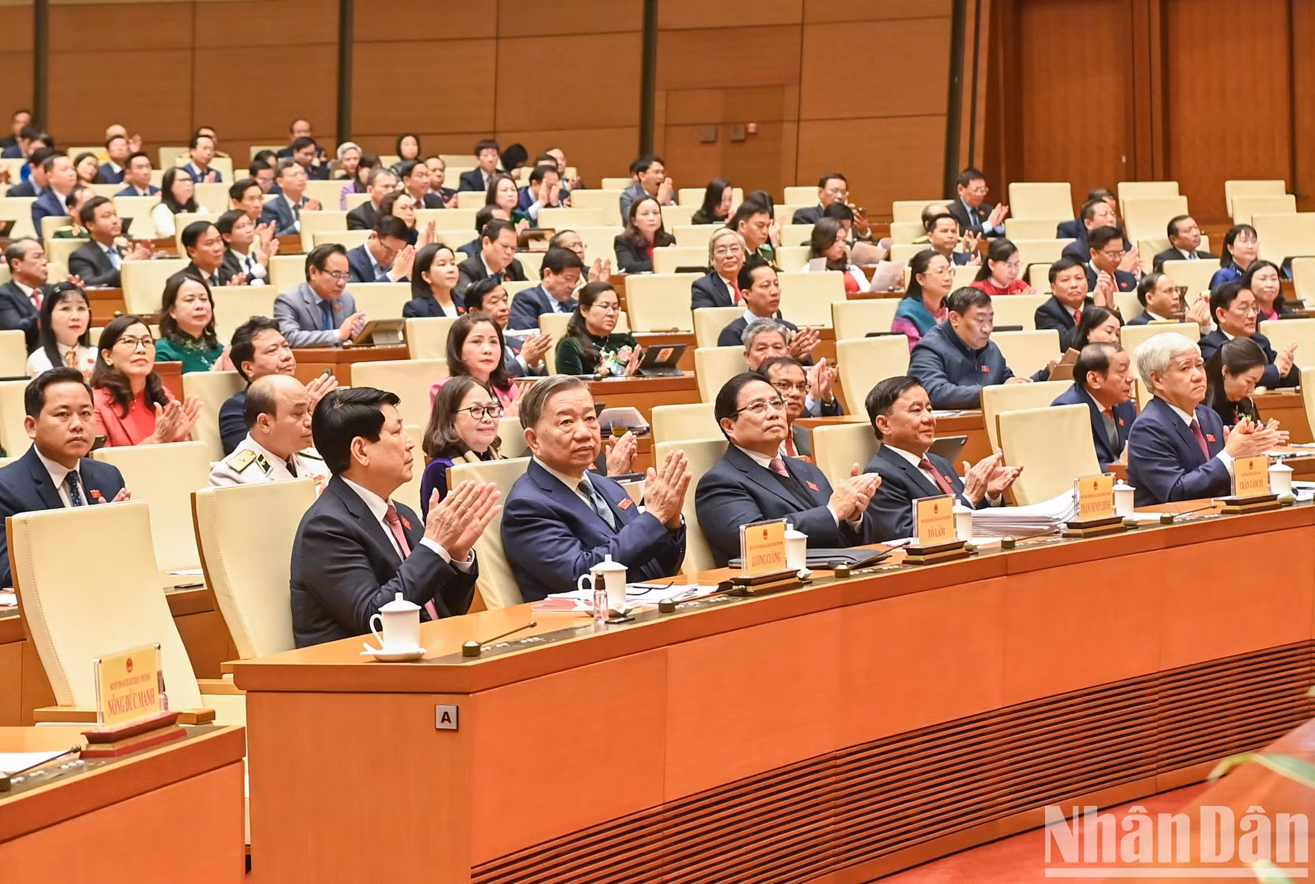党、国家领导人和各位国会代表出席开幕式。