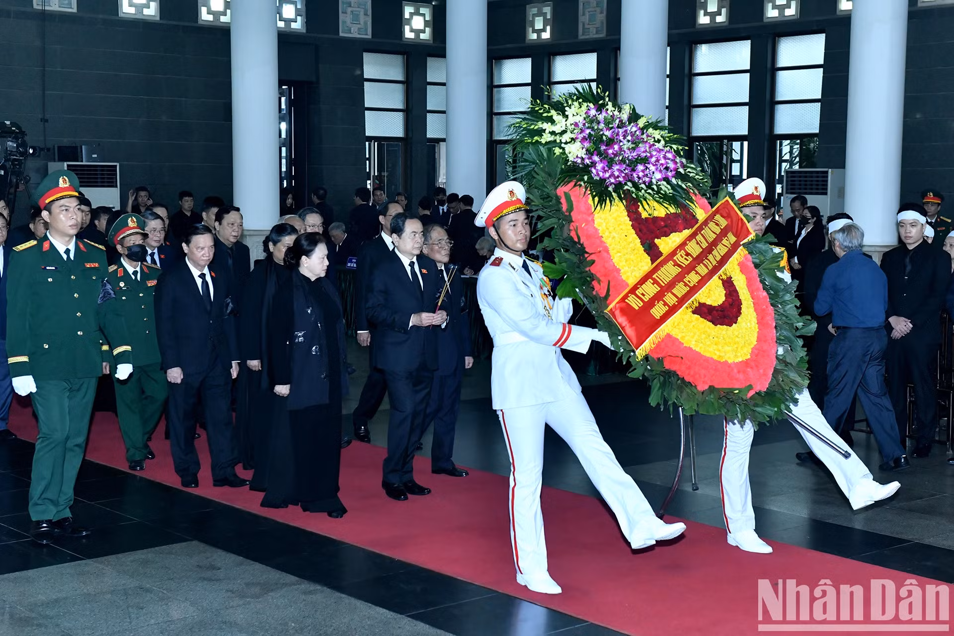 由越共中央政治局委员、国会主席陈青敏率领的国会代表团吊唁原国家主席陈德良逝世。