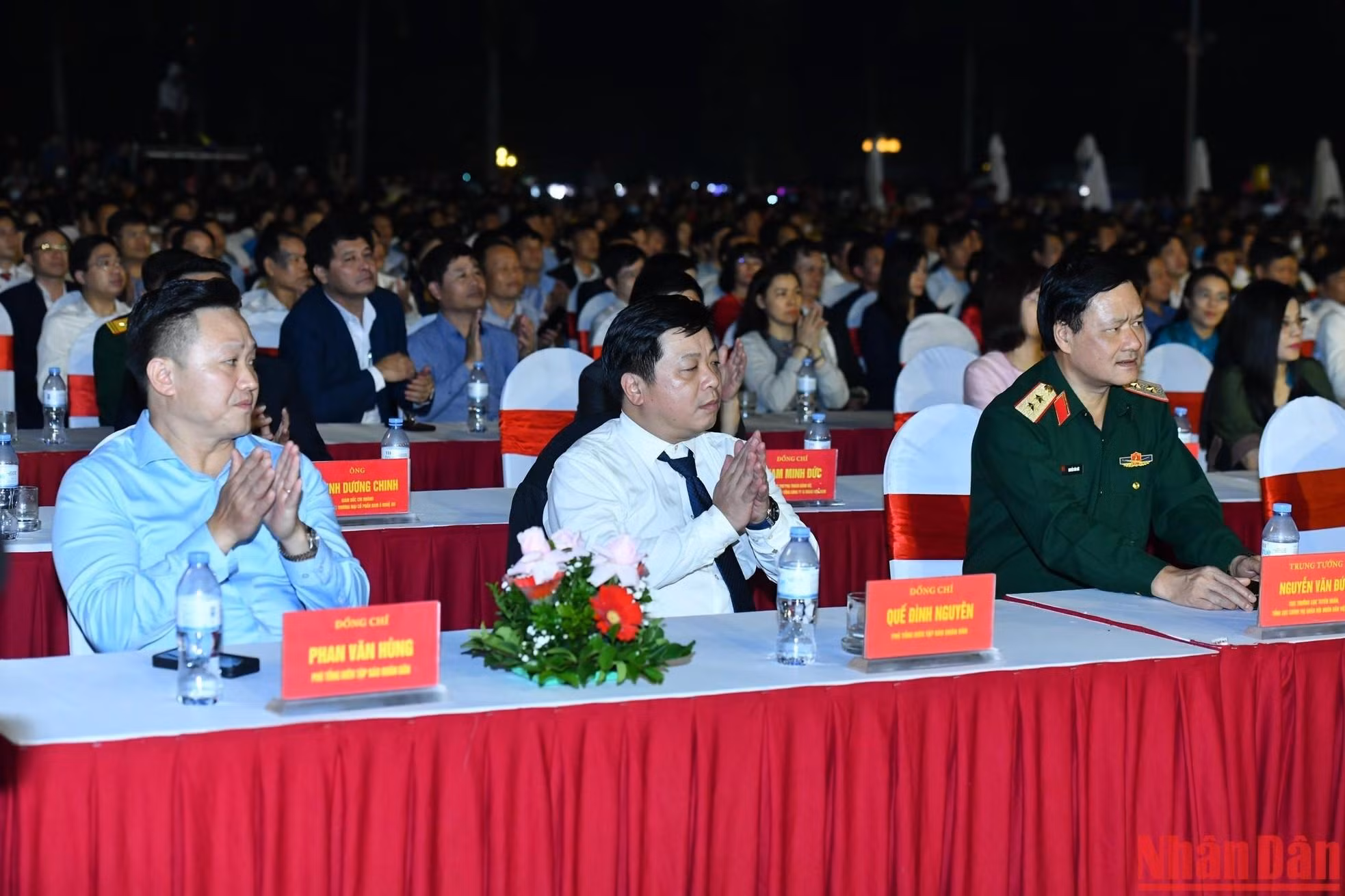 出席文艺晚会的各位代表。 出席文艺晚会的各位代表。
