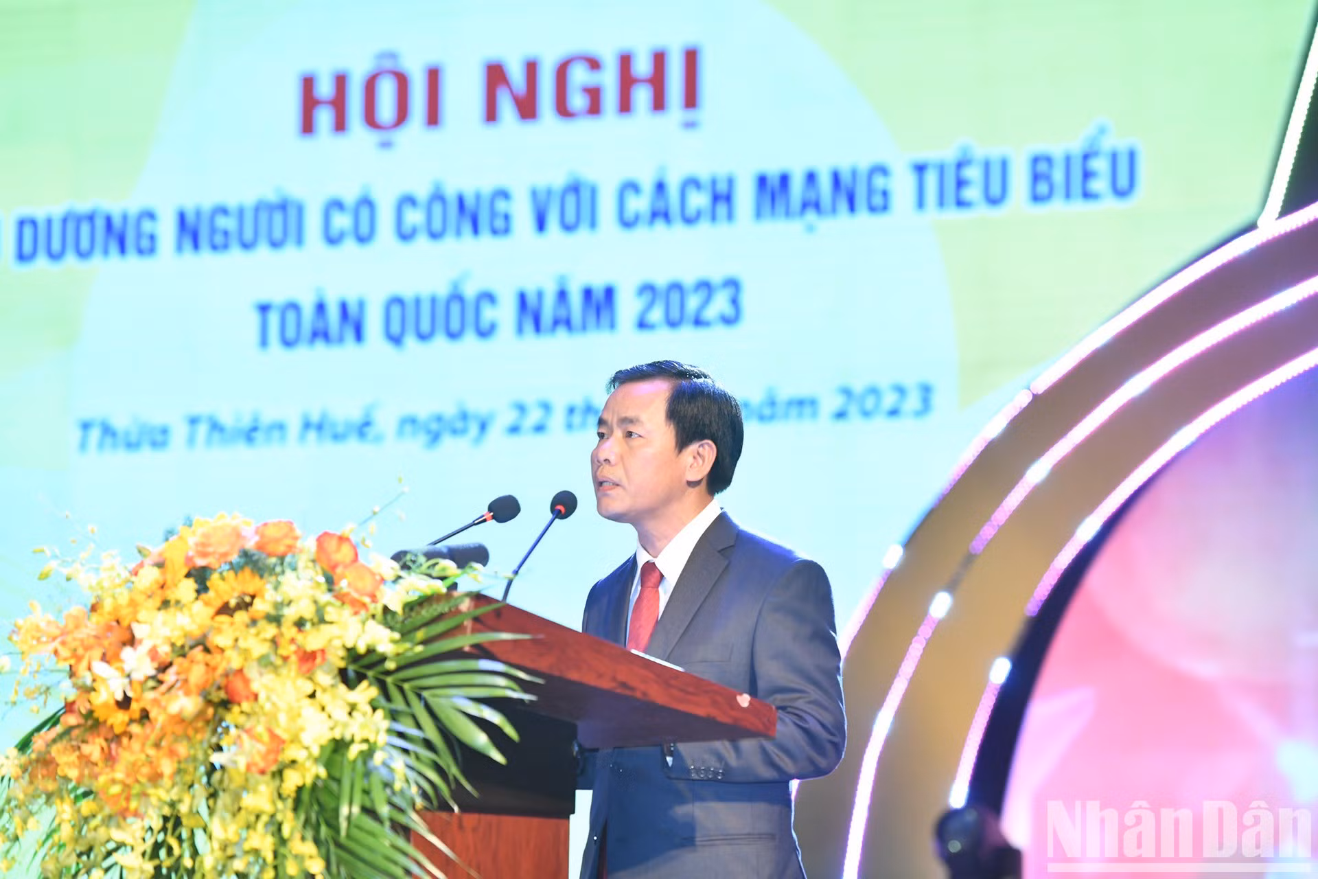 承天顺化省省委副书记、省人委会主席阮文方表彰大会上发表讲话。