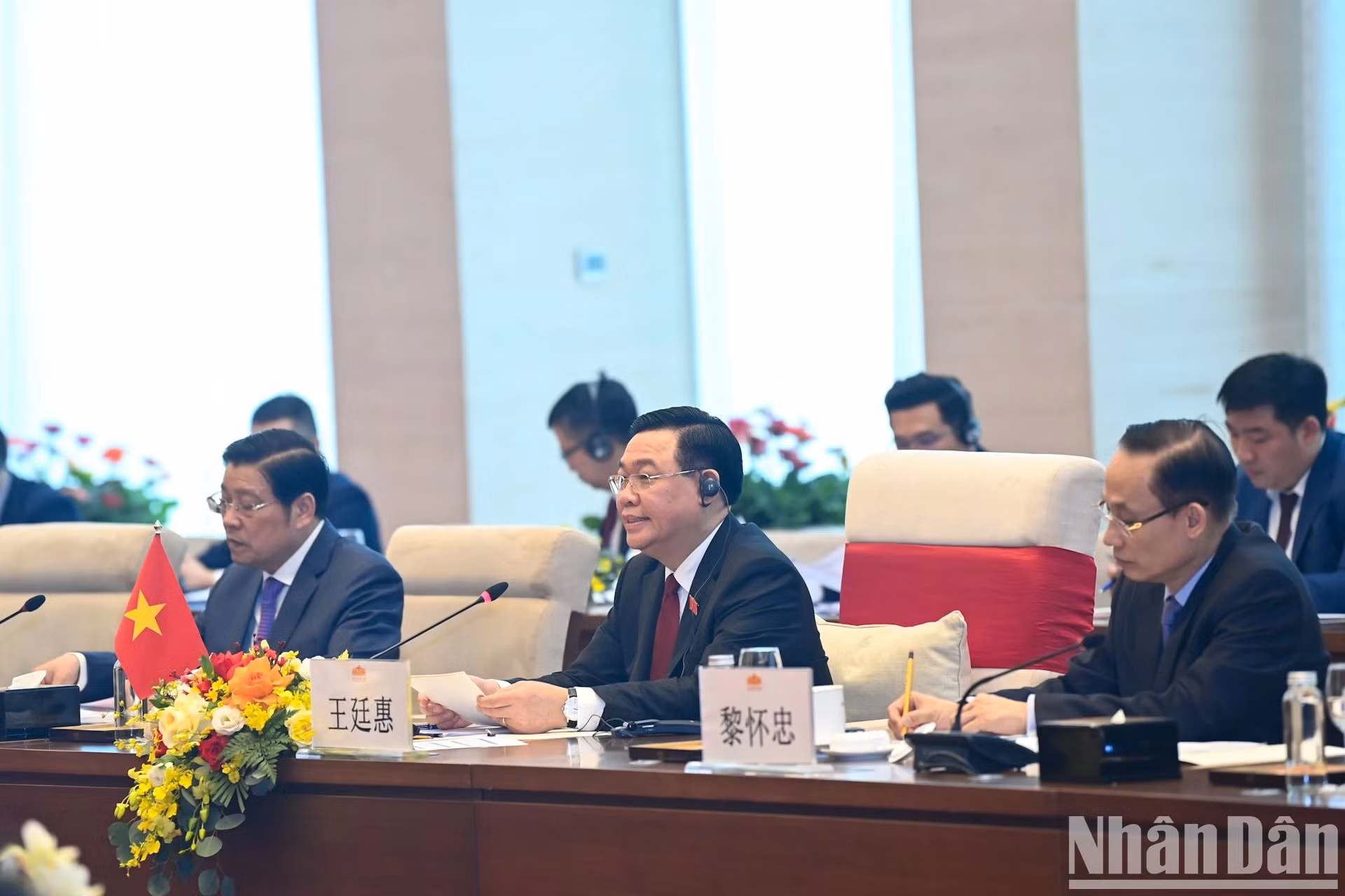 国会主席王廷惠在会见中发表讲话。