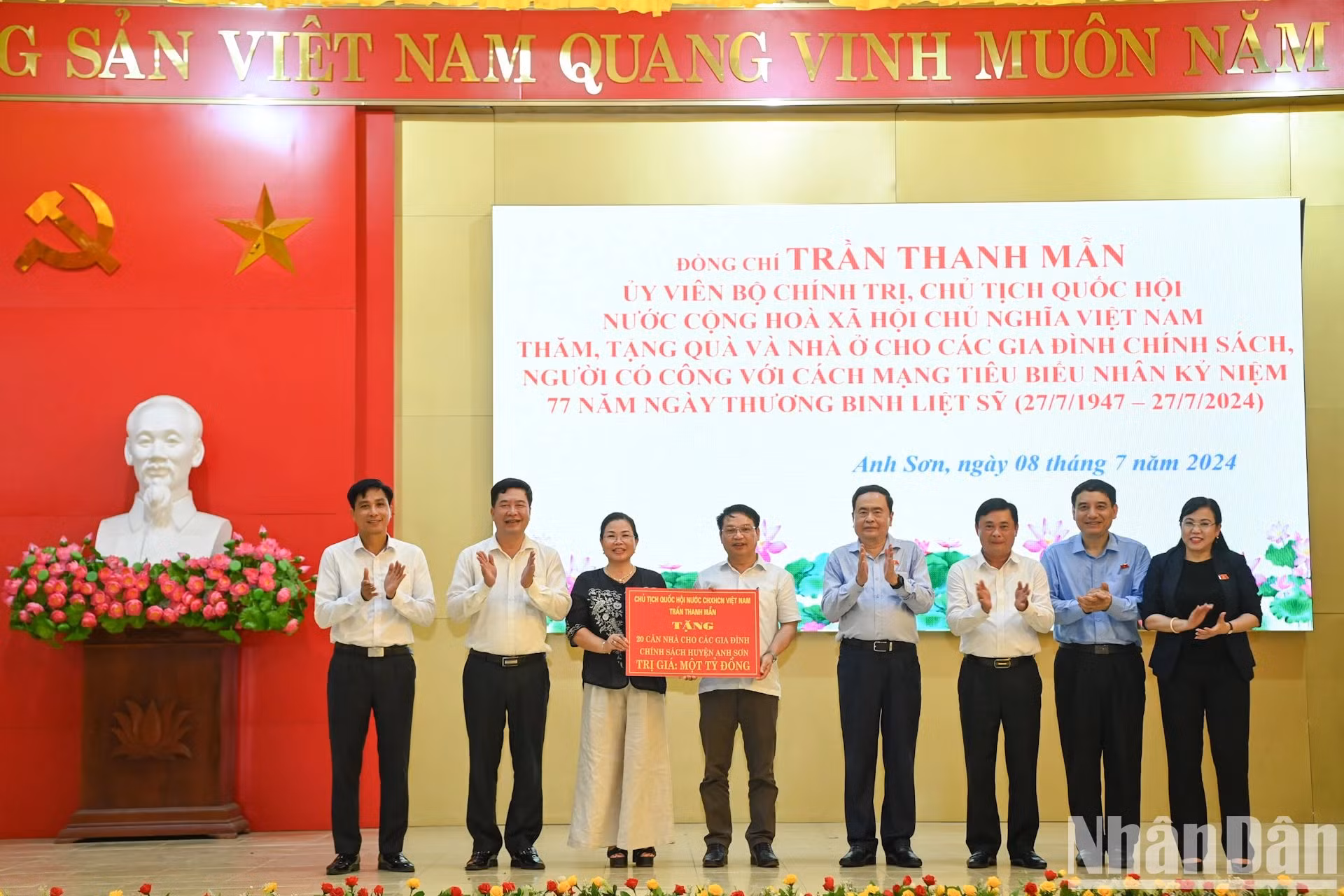 国会主席陈青敏见证为英山县优抚家庭建设20栋住房的捐款活动。