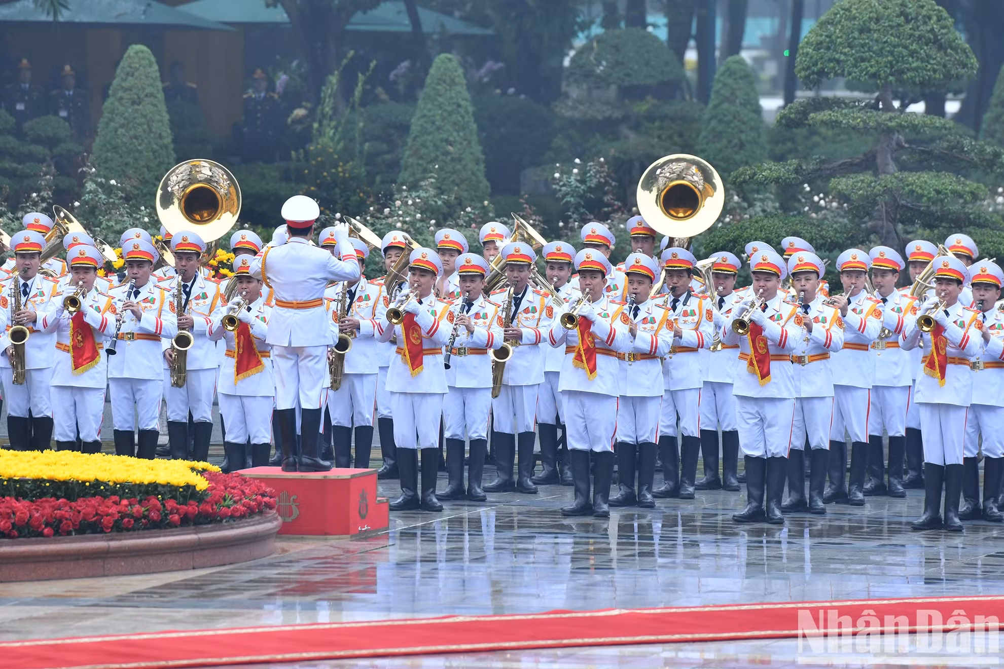 军乐奏响两国国歌。