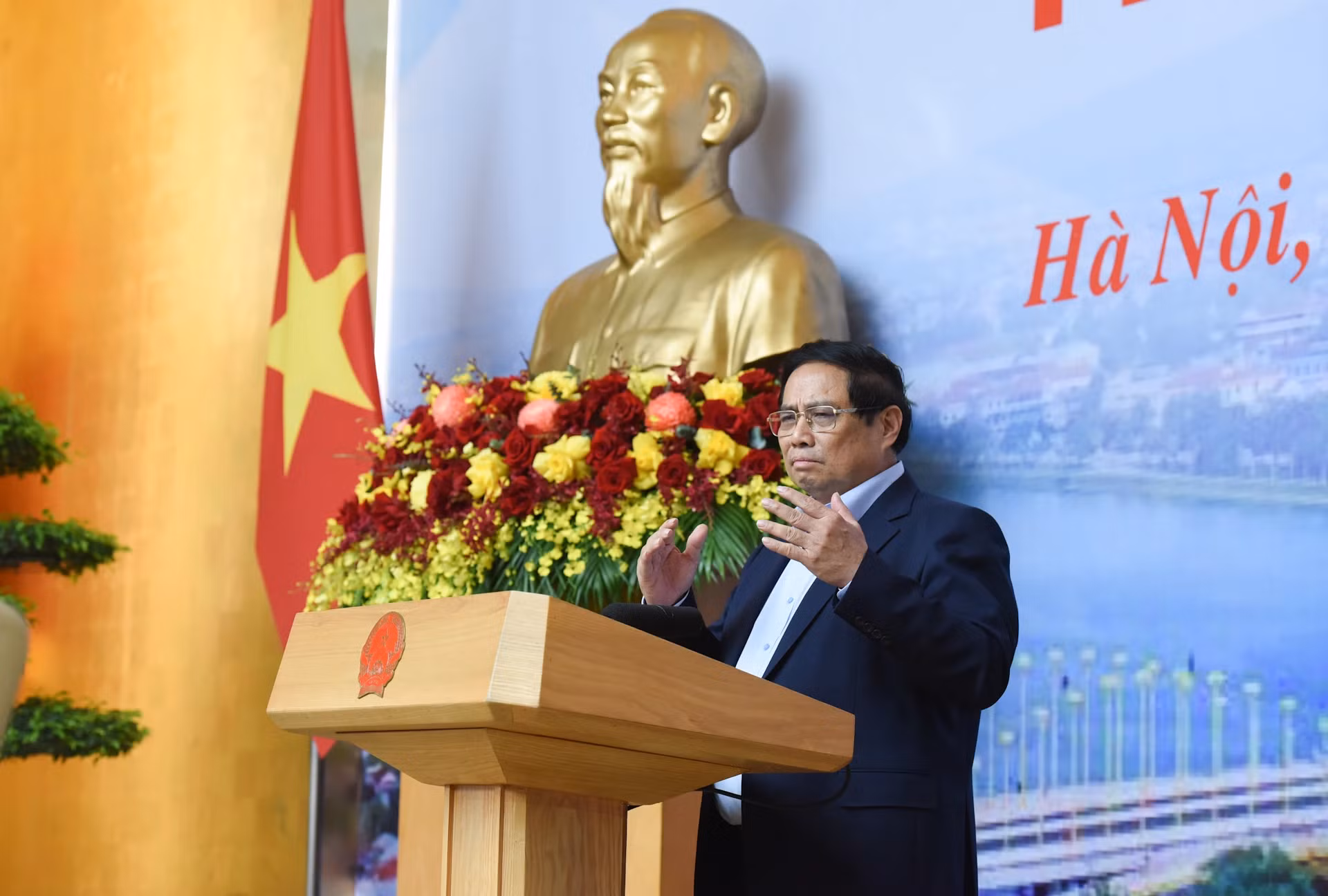 范明正总理在会议上发表讲话。