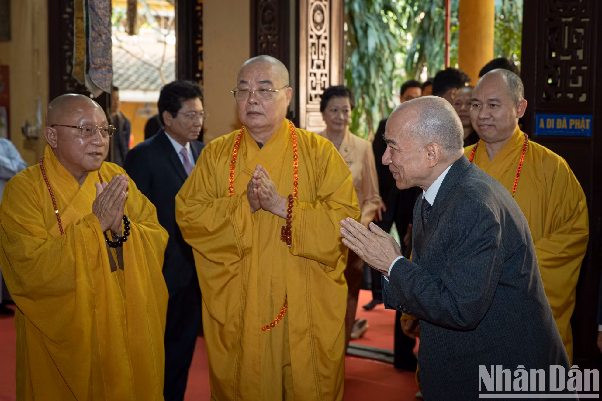 柬埔寨国王诺罗敦·西哈莫尼与各位神职人员、僧侣、尼姑和佛教徒。