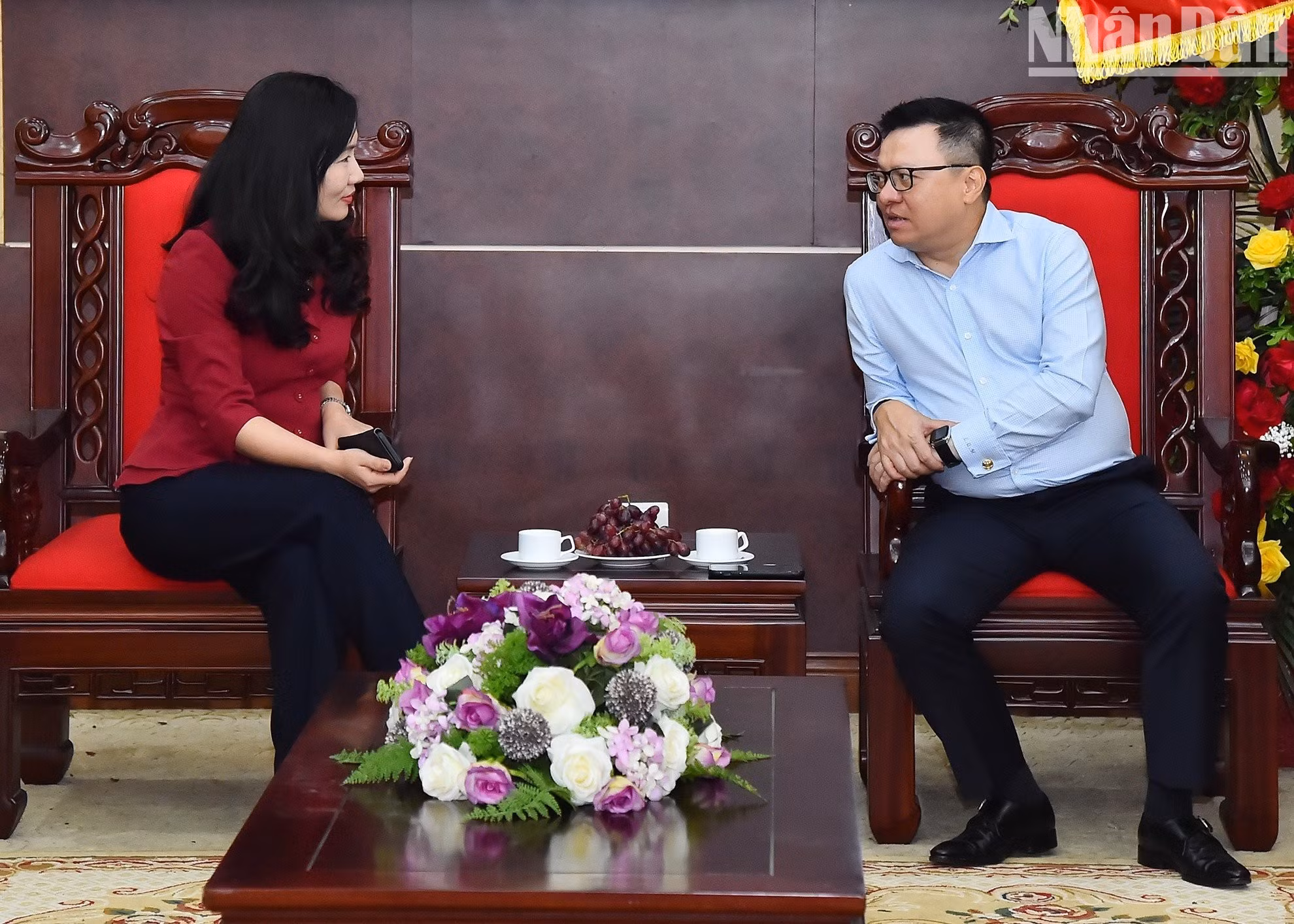 广宁省人委会副主席阮氏杏前来祝贺《人民报》社。