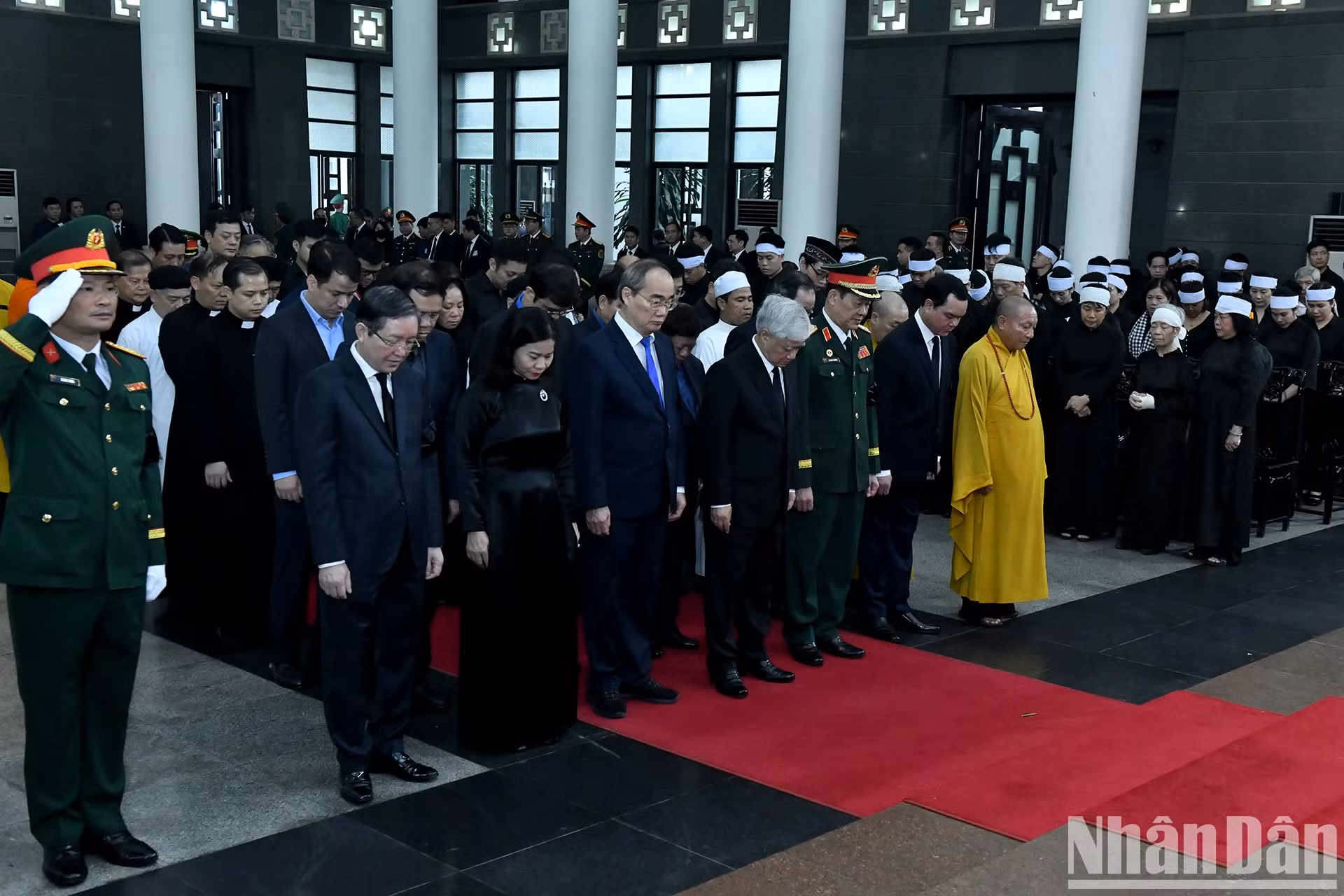 越共中央政治局委员、越南祖国阵线中央委员会主席杜文战率领的越南祖国阵线中央委员会代表团吊唁原国家主席陈德良逝世。