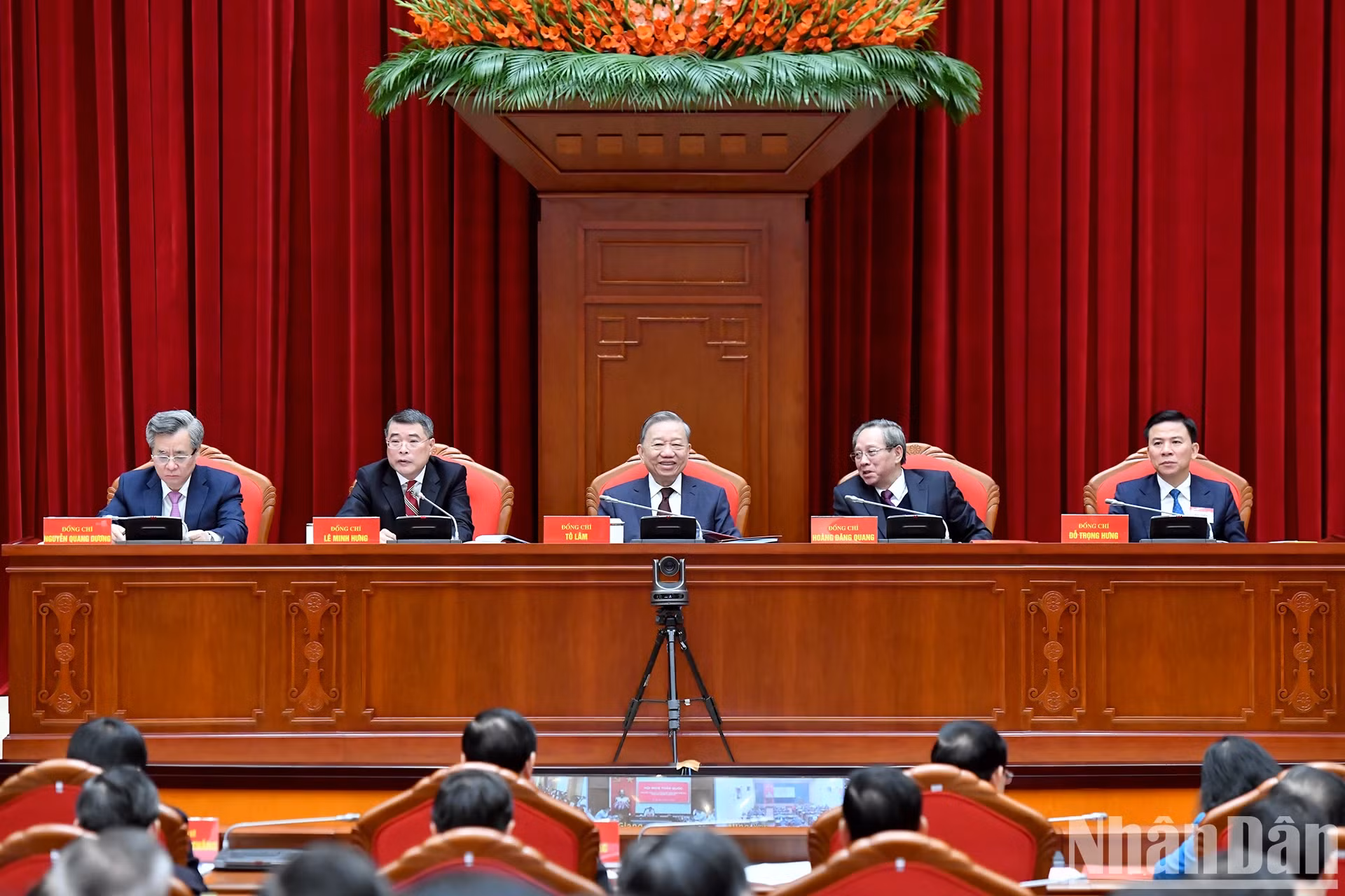 苏林总书记和中央组织部领导人出席会议。