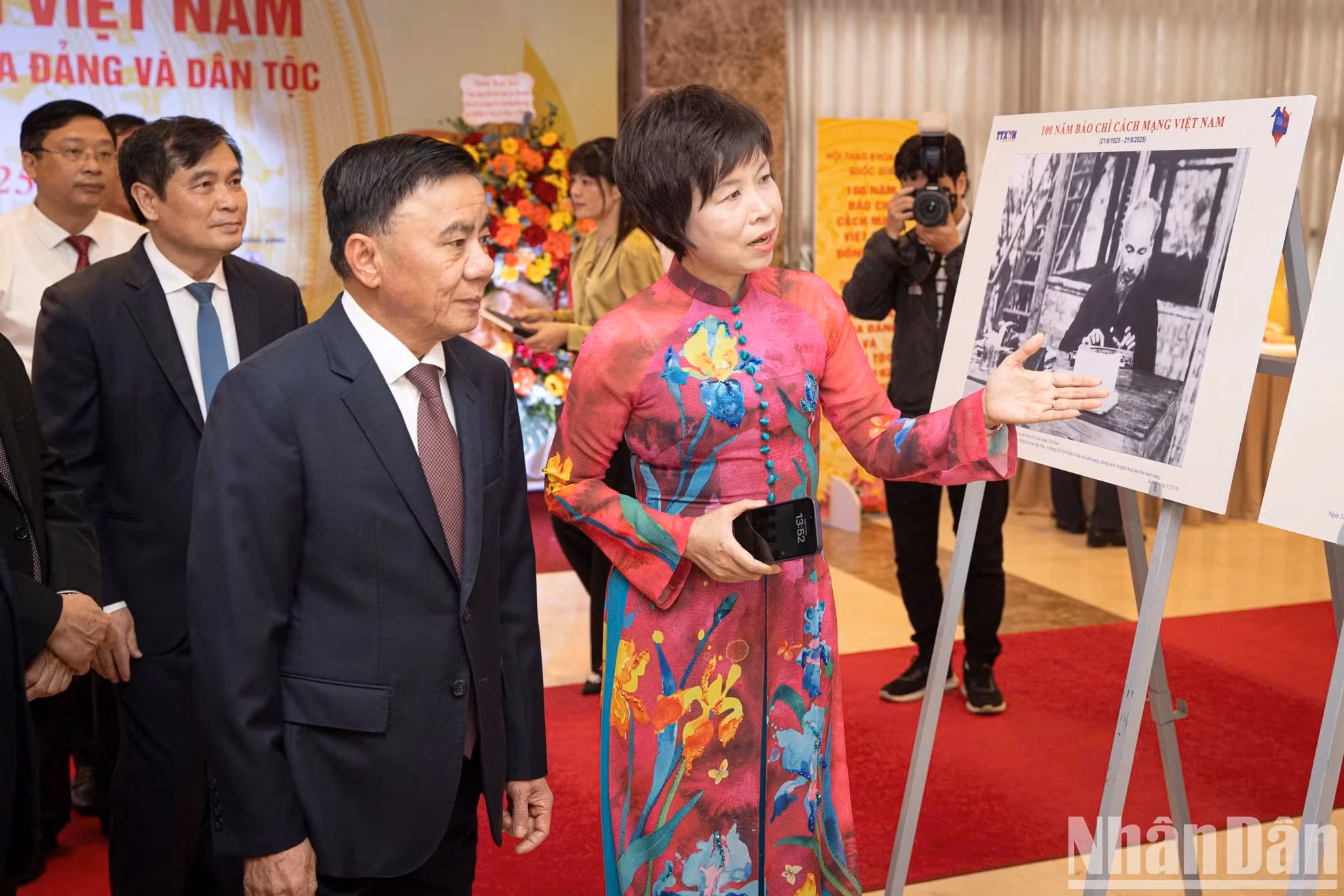各位代表在研讨会期间参观图片展。
