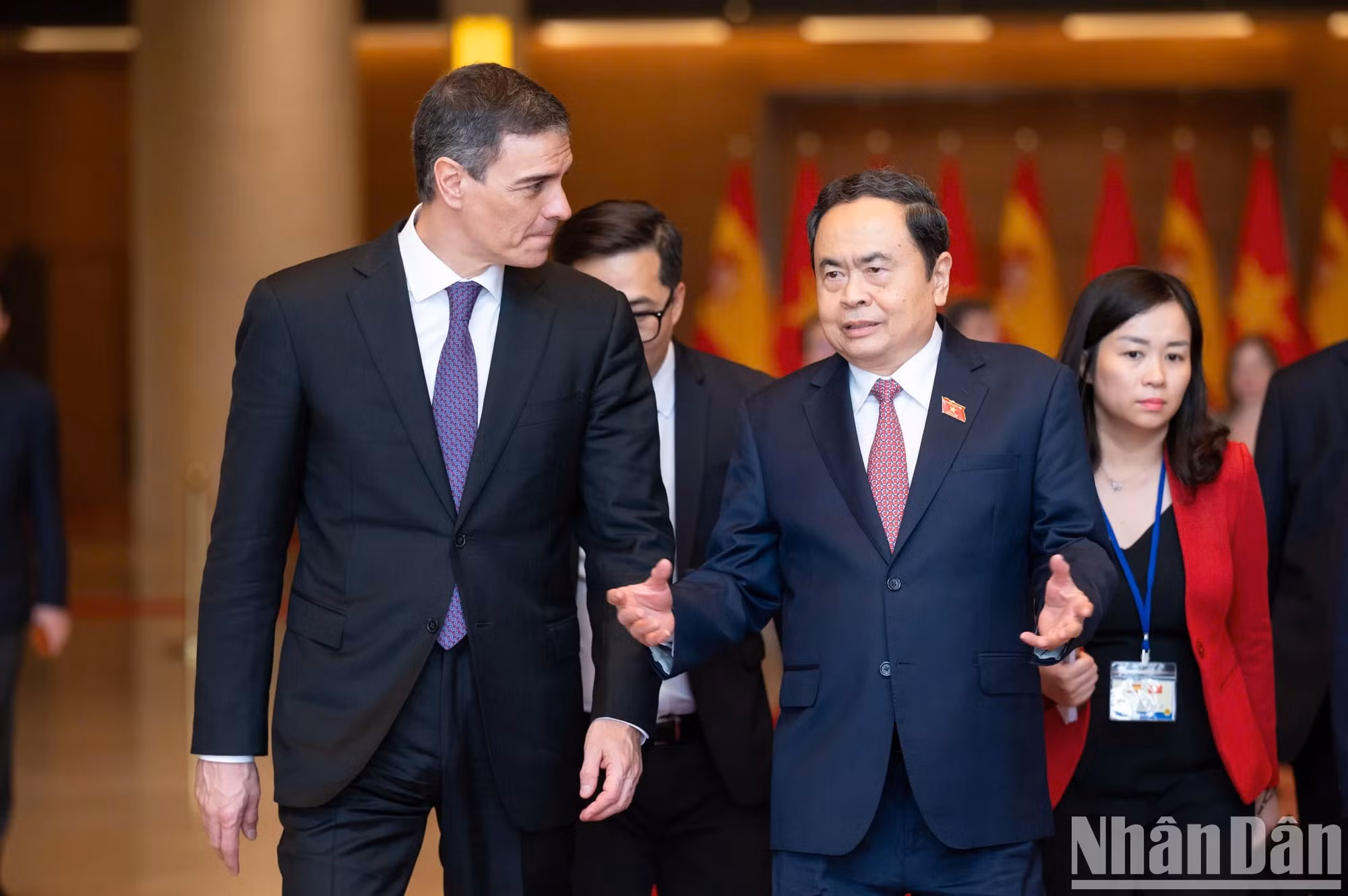 国会主席陈青敏和西班牙首相佩德罗·桑切斯·佩雷斯–卡斯特洪交谈。