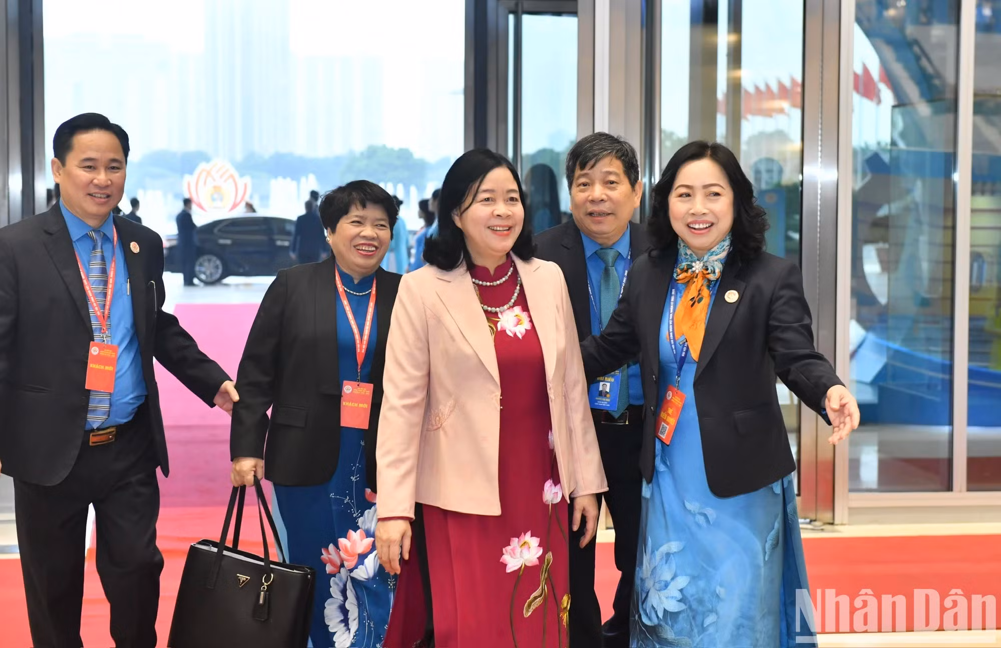 越共中央民运部部长裴氏明怀前来出席会议。
