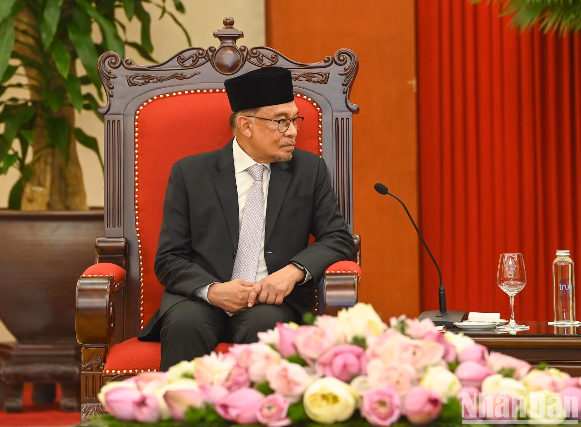 马来西亚总理安瓦尔·易卜拉欣在会见中发表讲话。