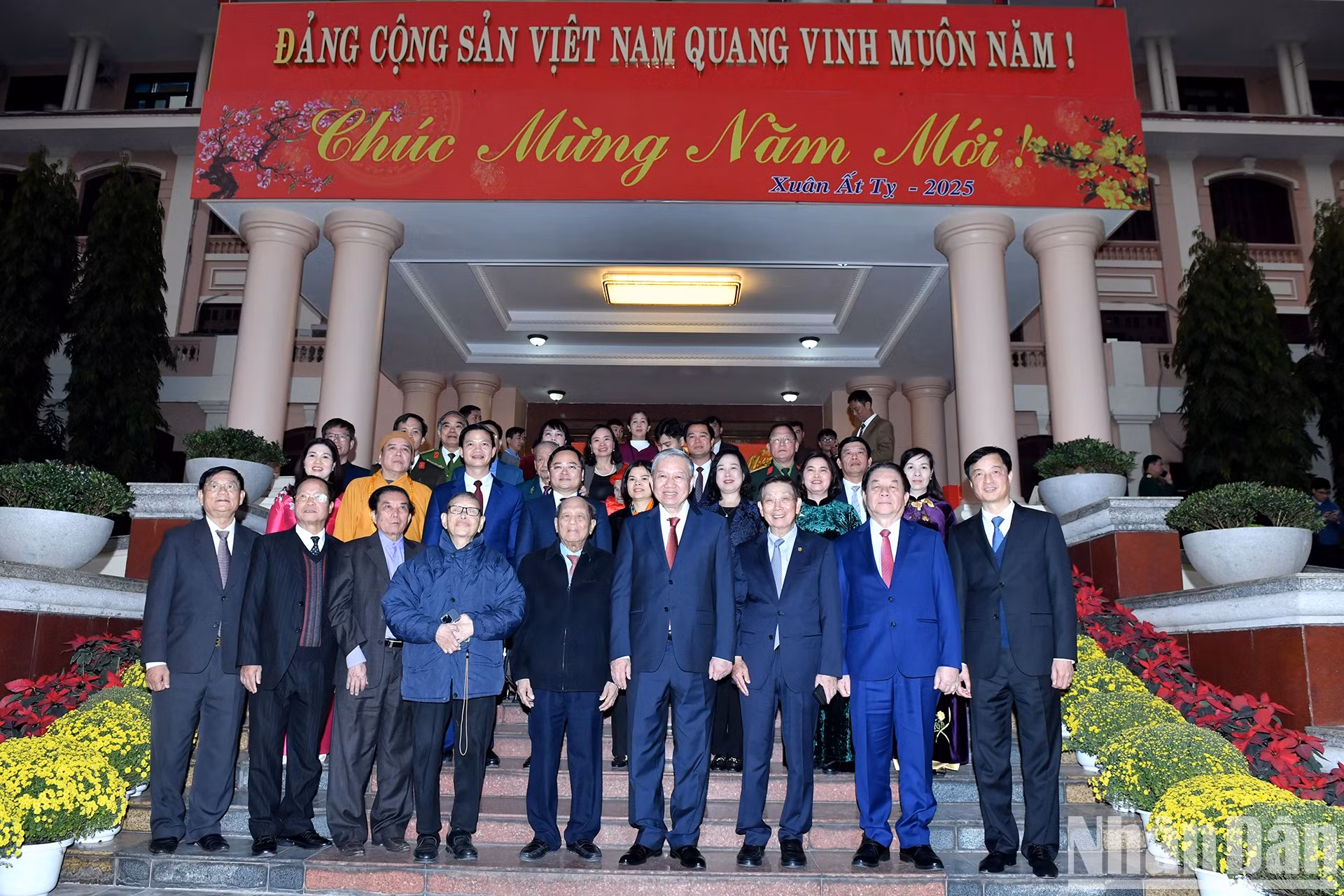 苏林总书记和北宁省各位代表合影。